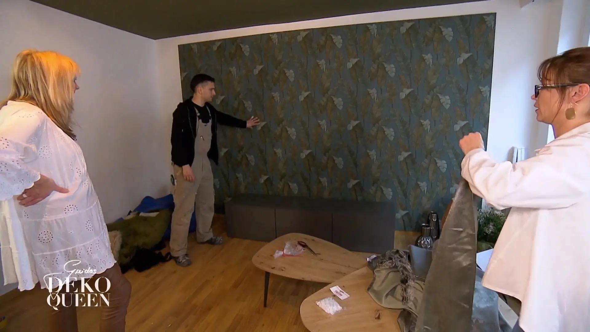 Katja verkleidete Wand bietet leider nicht genug Halt, um das Lowboard wie geplant, aufzuhängen.