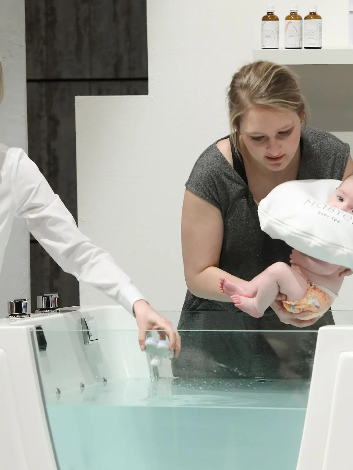 Manuela Apitzsch (r.) und Marie Papenkort präsentieren ihr Produkt "Mabyen".