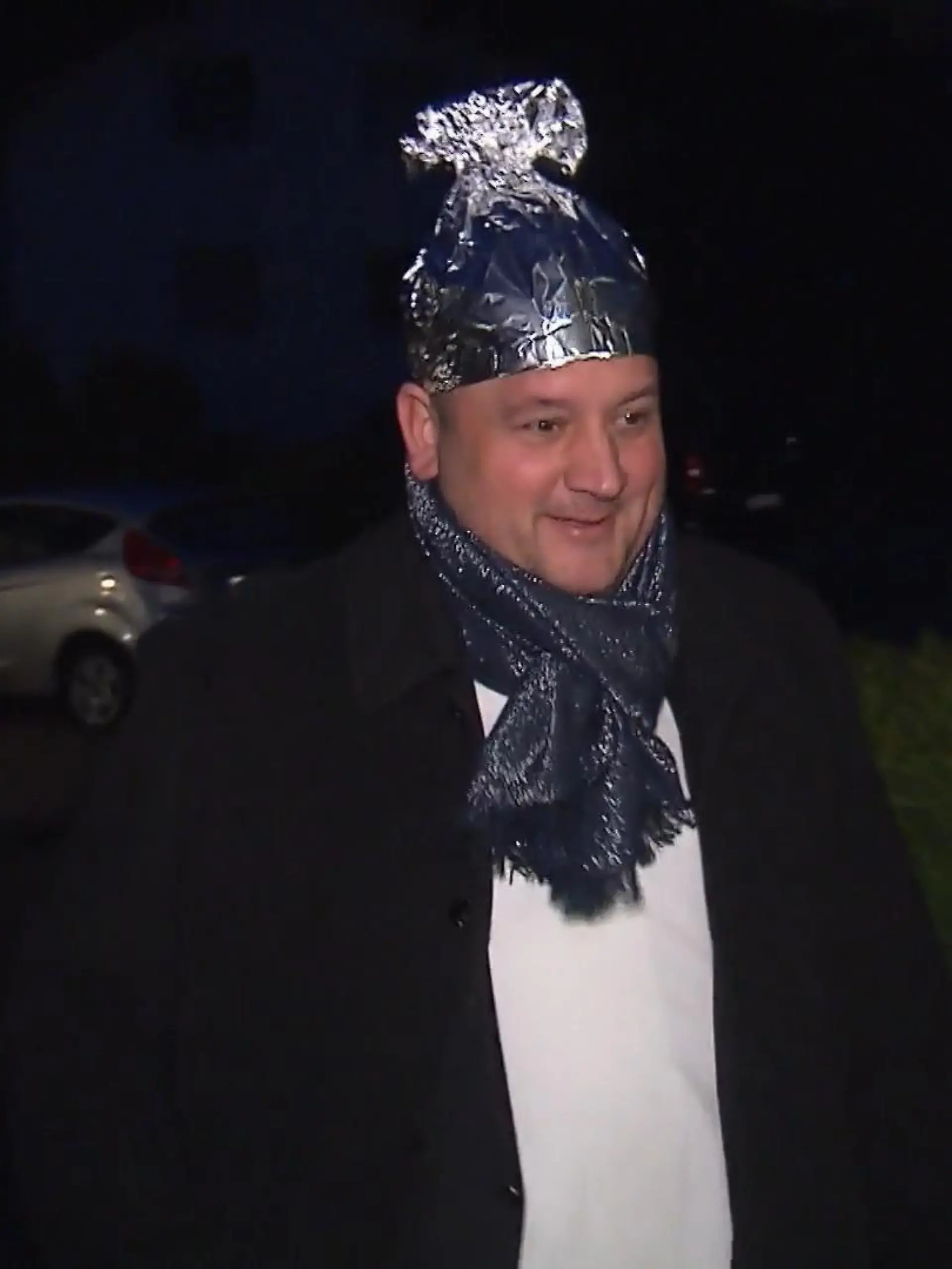 Martin kommt mit Aluhut zum Dinner