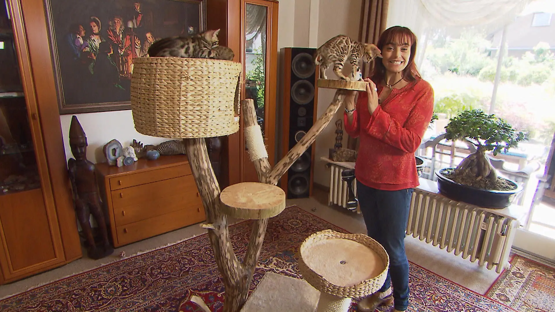 TG2 - Naturkratzbaum - VOX - hundkatzemaus-Reporterin Diana Eichhorn ist stolz auf ihren selbstgebauten Naturkratzbaum