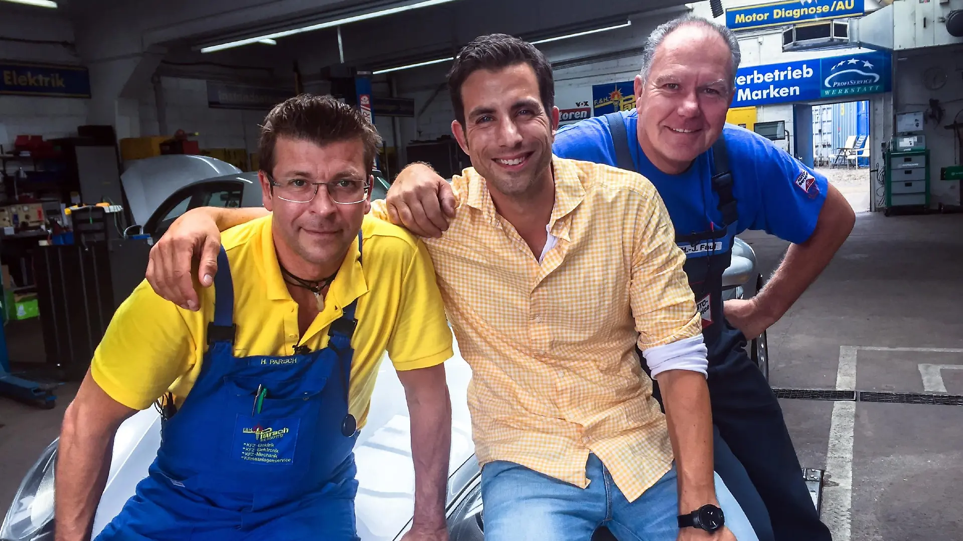 Die Autodoktoren - Kfz-Mechaniker Hans-Jürgen Faul (r.) und Kfz-Elektronikermeister Holger Parsch (l.) - nehmen den Porsche 911 auseinander und macht ihn zu einem echten Jubiläums-Sportwagen! Mit dabei: Moderator Andreas Jancke.