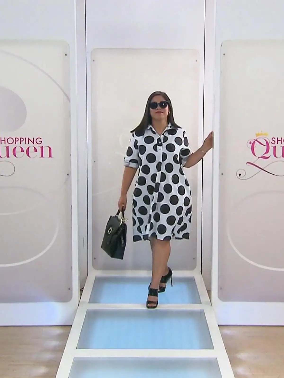 „Shopping Queen“-Kandidatin Rohina mit ihrem gelungenen Look zum „Musterbeispiel“ Polkadots