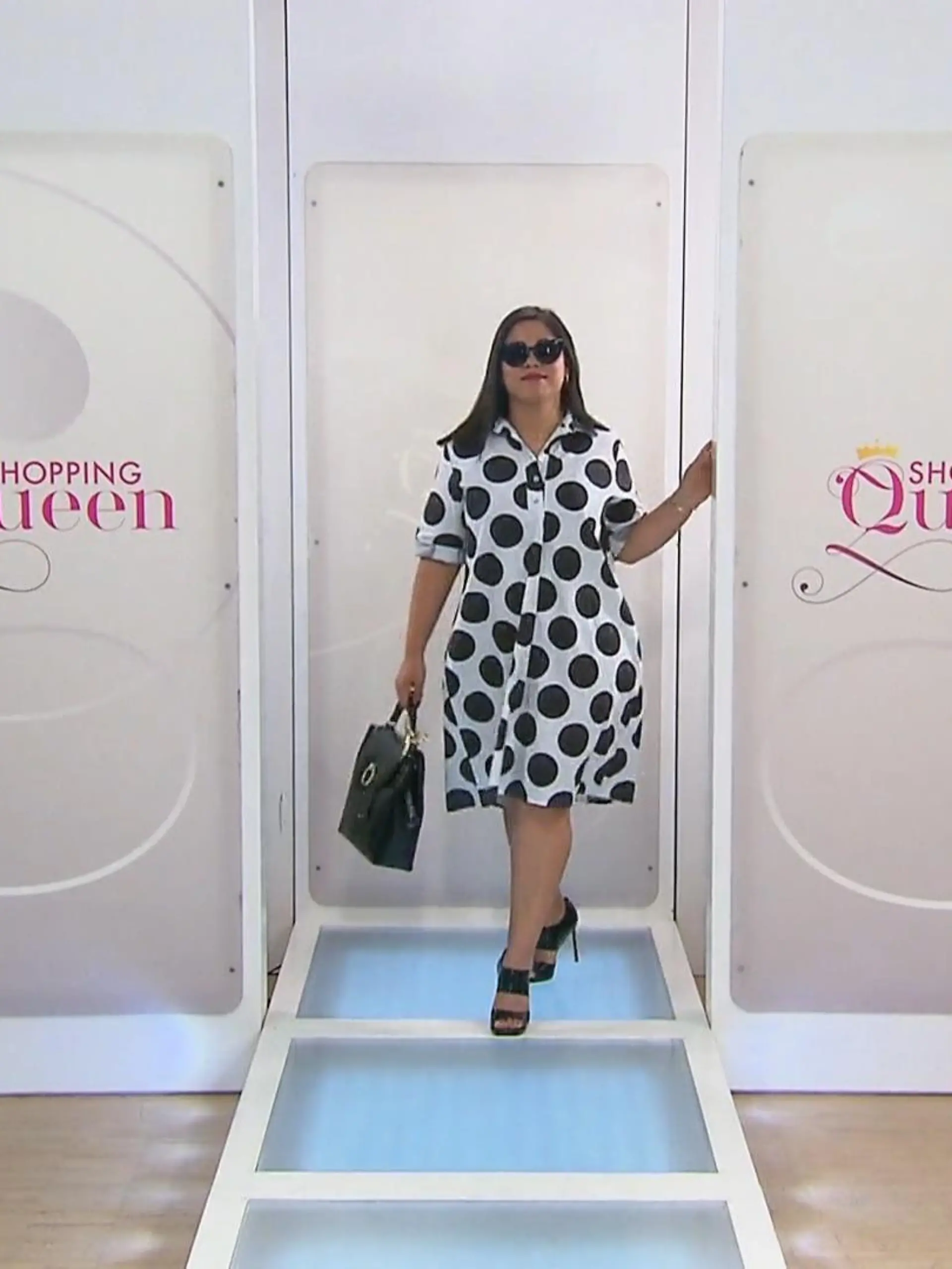 „Shopping Queen“-Kandidatin Rohina mit ihrem gelungenen Look zum „Musterbeispiel“ Polkadots