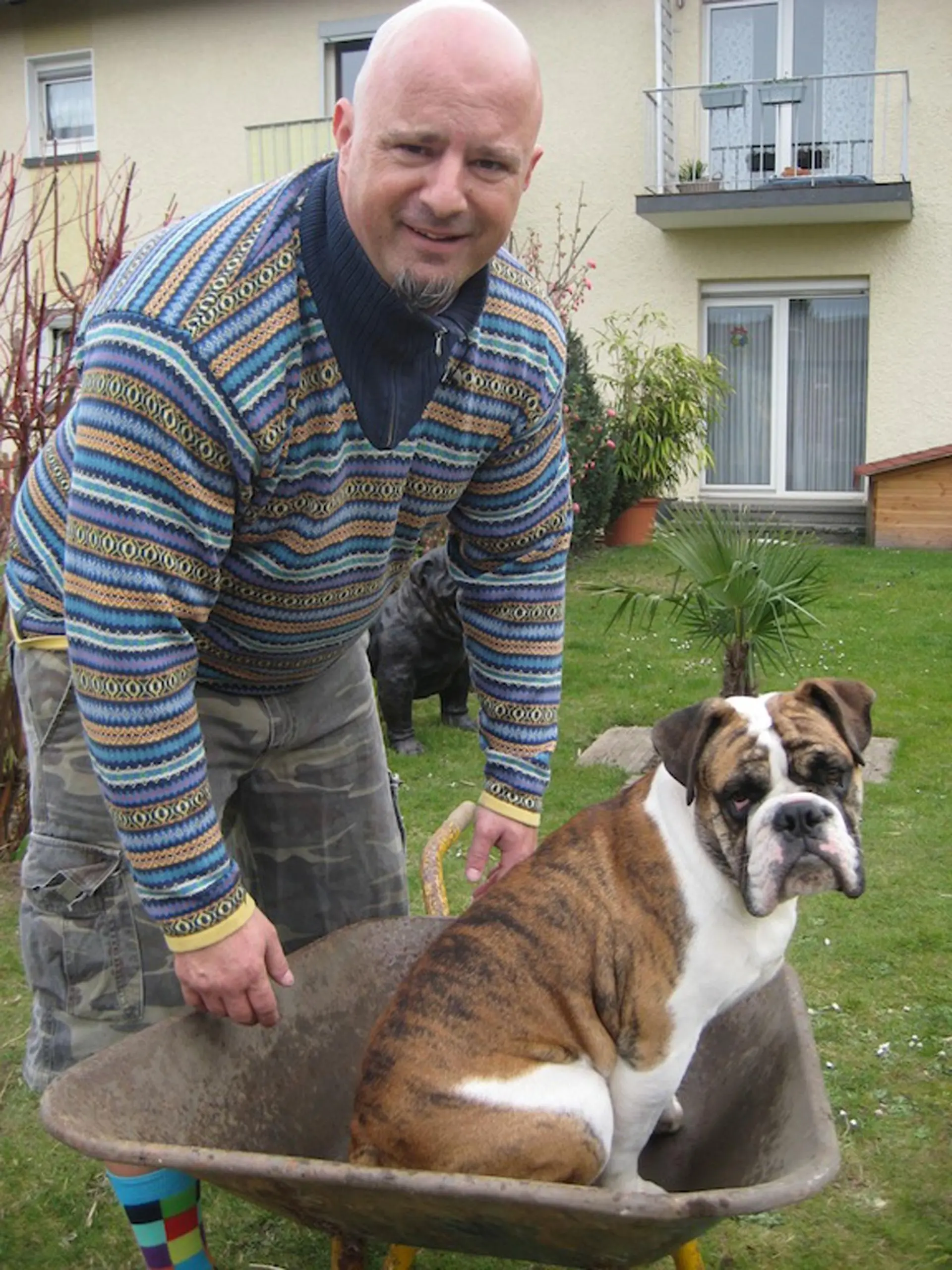 Detlef mit seinem Hund Kaiuwe.