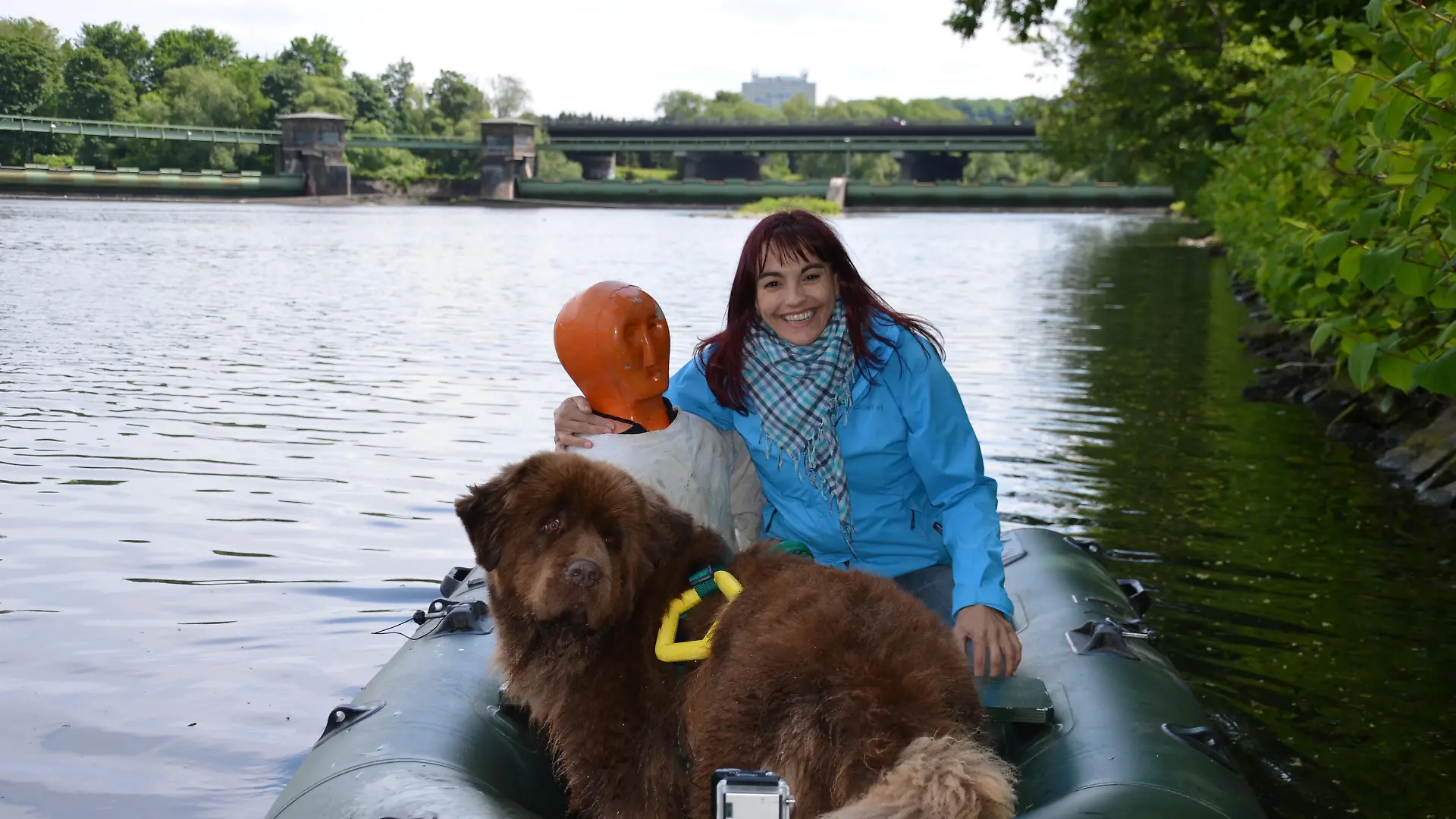 hundkatzemaus-Moderatorin Diana Eichhorn mit Neufundlnder-Hndin Mimi und bungspuppe im Schlauchboot