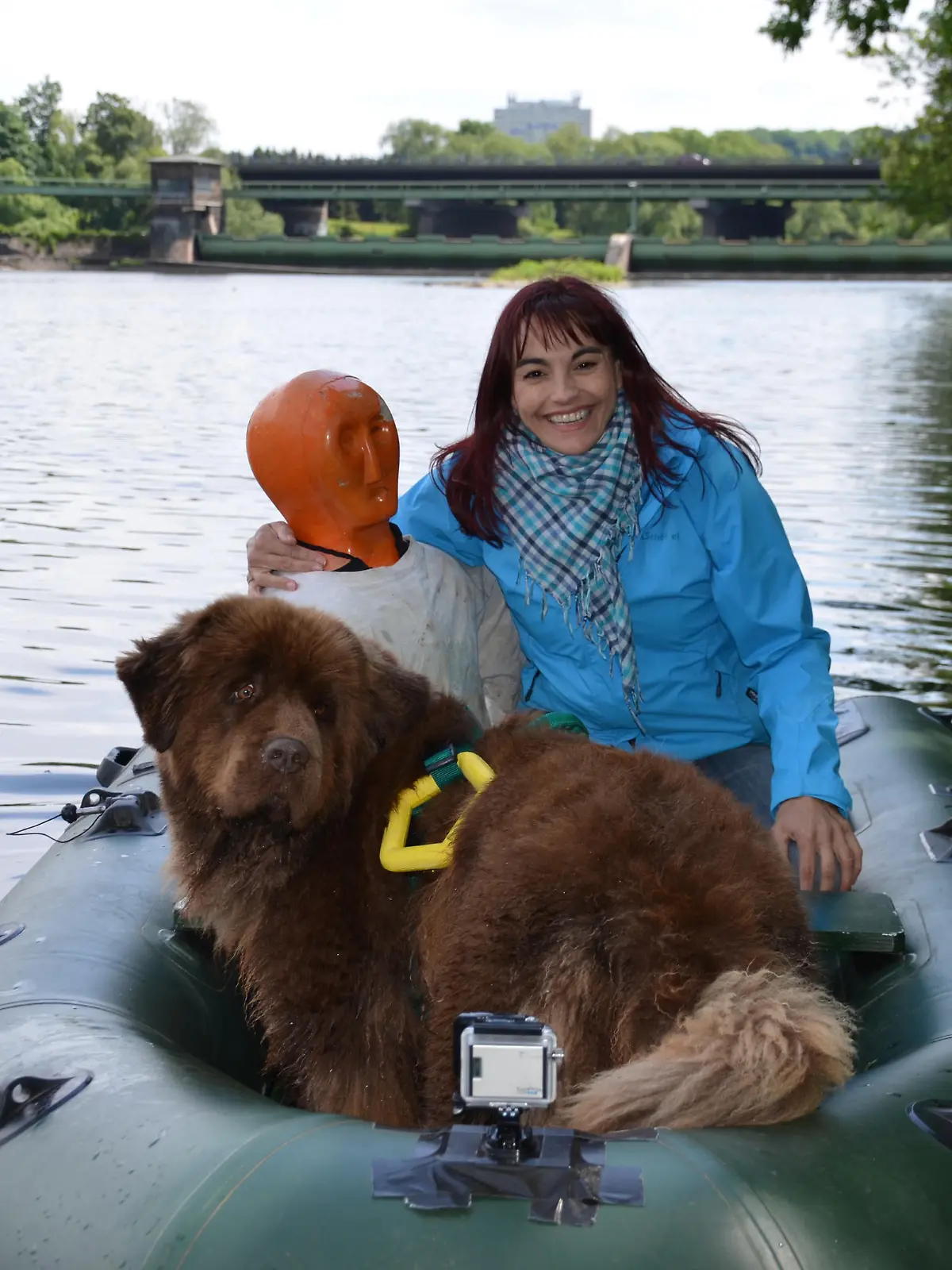 hundkatzemaus-Moderatorin Diana Eichhorn mit Neufundlnder-Hndin Mimi und bungspuppe im Schlauchboot