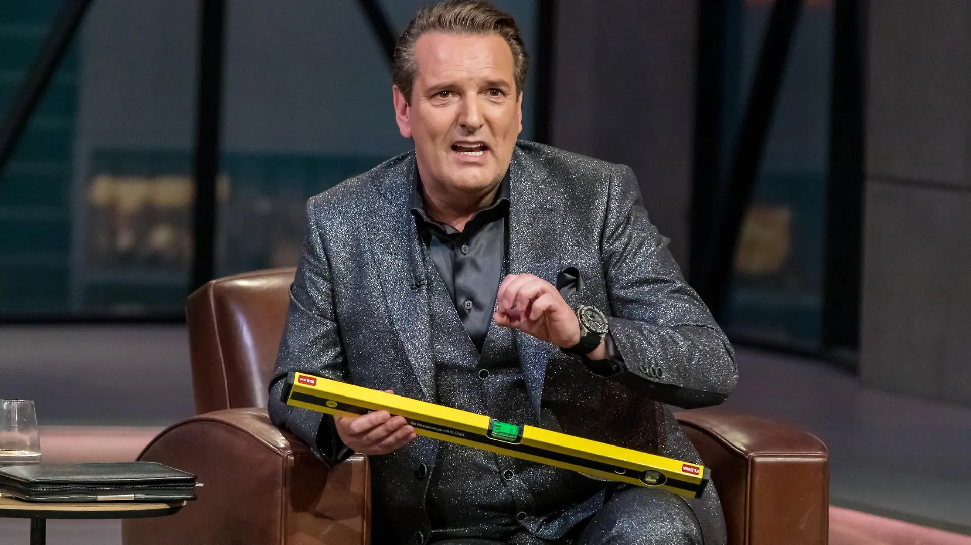 Investor Ralf Dümmel nimmt die Wasserwaage mit Flügel von "FLÜWA" genau unter die Lupe. Die Verwendung des sendungsbezogenen Materials ist nur mit dem Hinweis und Verlinkung auf TVNOW gestattet.