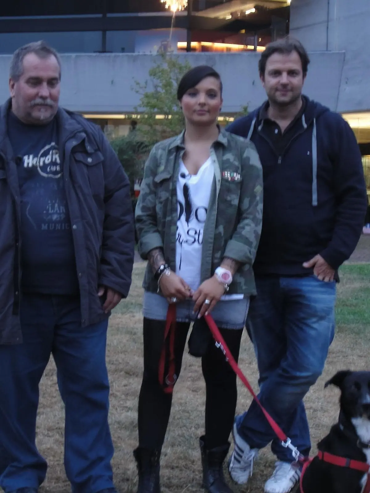 V.l.: Georg Hafner, Franziska Hafner mit Labrador-Mischling Mogli, Hundeprif Martin Rütter