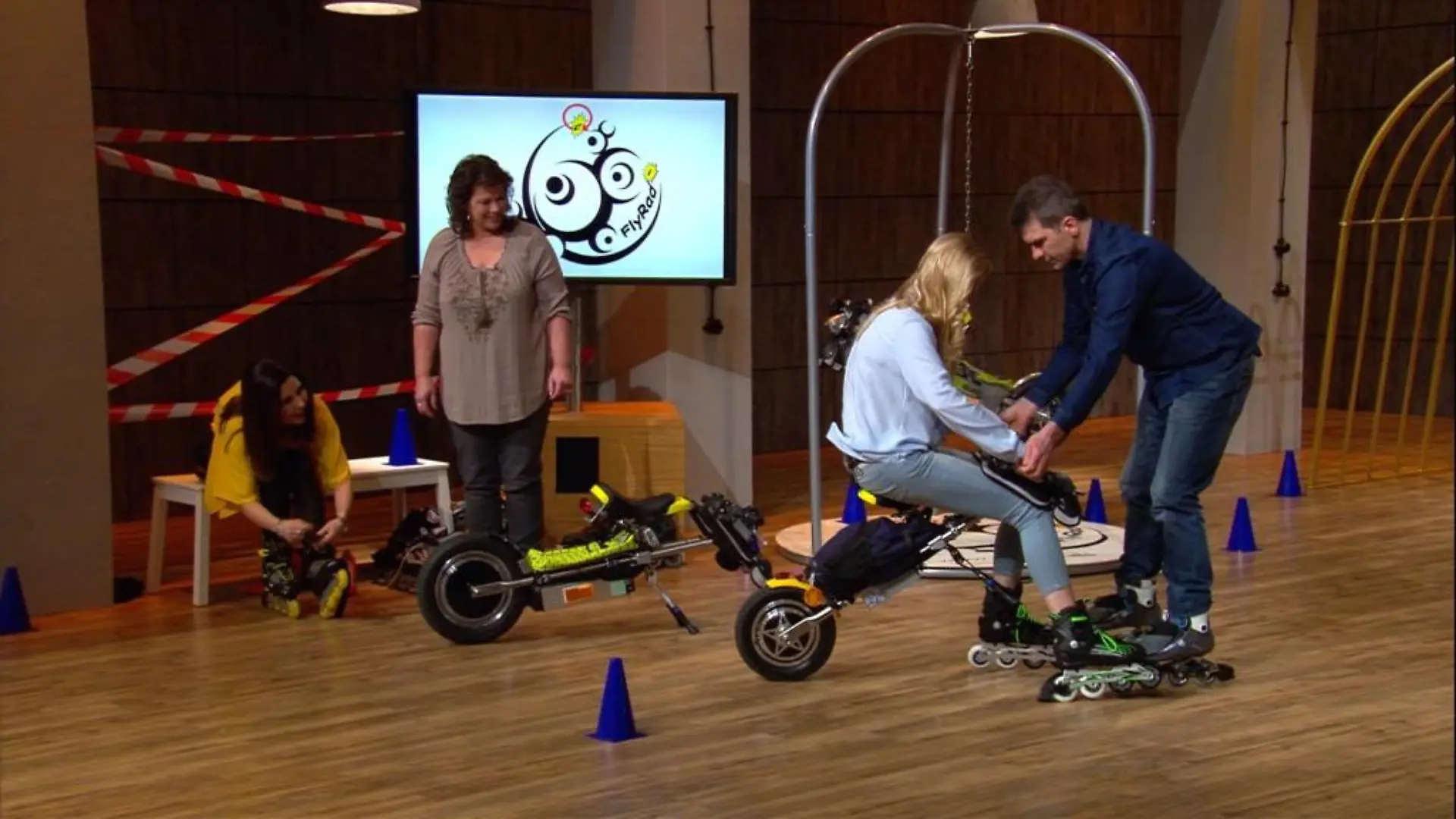 Flyrad: Thomas und Shelley Ranke zeigt Lencke Steiner (M.) das Flyrad.
