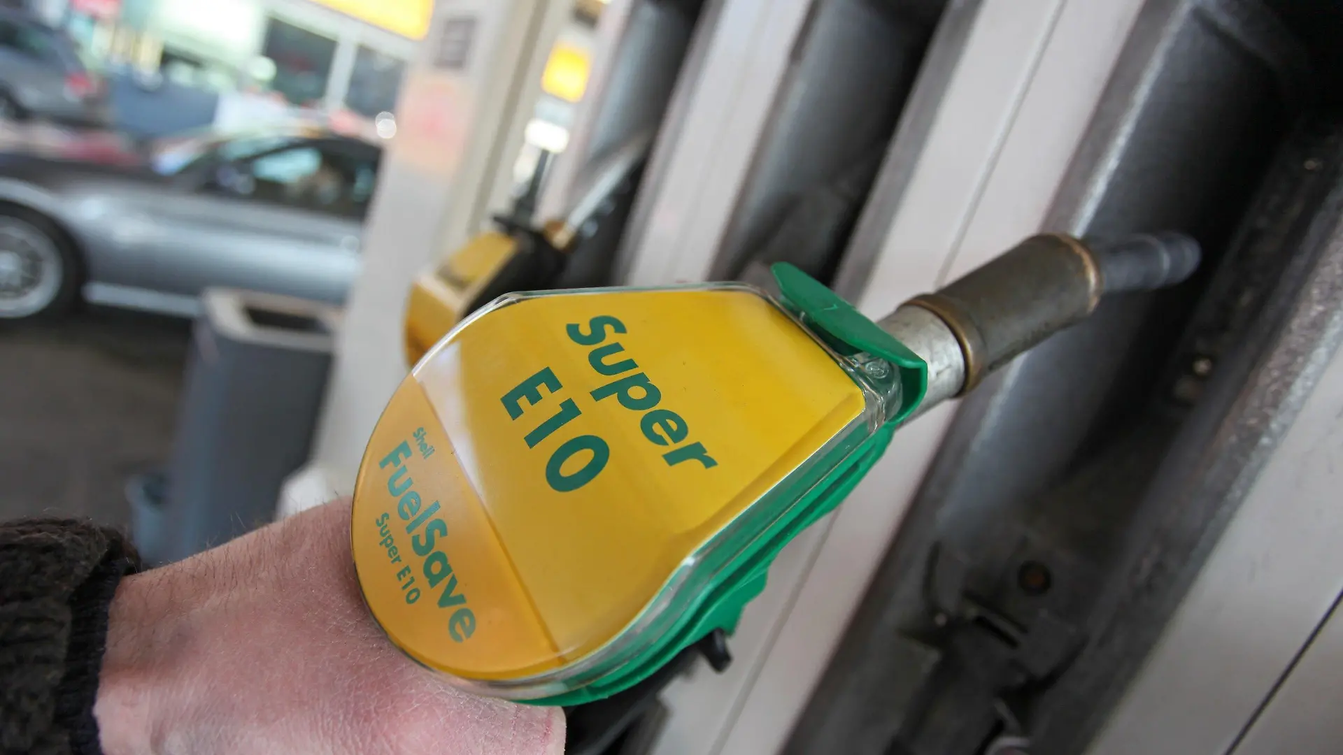Blick auf einen Zapfhahn mit dem neuen Bio-Kraftstoff E10 am Dienstag (01.03.2011) an einer Tankstelle in Nürnberg (Mittelfranken). Die Umstellung auf das neue Bio-Benzin E10 in Deutschland ist derzeit im Gange. E10 enthält bis zu zehn Prozent Ethanol. Herkömmliches Super wird schrittweise durch das neue E10 ersetzt. Als Alternative steht dann nur noch Super Plus (98 Oktan) zur Verfügung. Foto: Daniel Karmann dpa/lby +++(c) dpa - Bildfunk+++