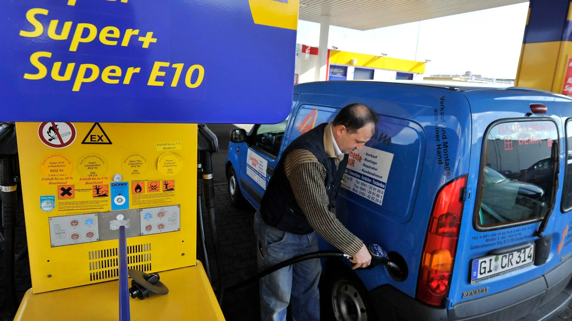 Der neue Kraftstoff "Super E10" wird am Montag (28.02.2011) an den Zapfsäulen einer Tankstelle in Offenbach am Main angeboten. Der Kraftstoff enthält bis zu 10 Prozent Bioethanol, weshalb Autofahrer aufgerufen werden, zuerst die Verträglichkeit des Sprits mit ihrem Motor zu überprüfen. Foto: Boris Roessler dpa/lhe +++(c) dpa - Bildfunk+++