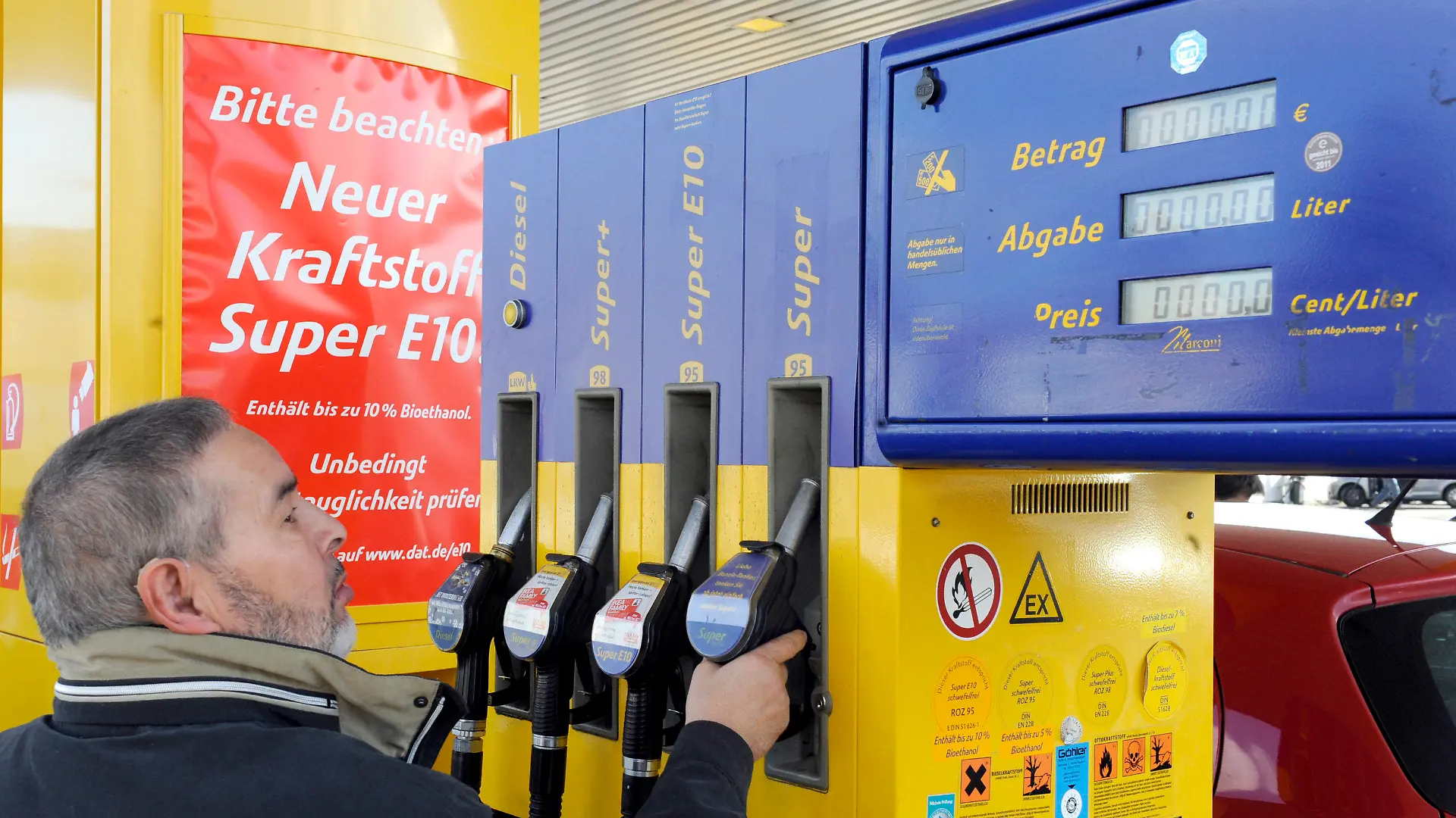 Der neue Kraftstoff "Super E10" wird am Montag (28.02.2011) an den Zapfsäulen einer Tankstelle in Offenbach am Main angeboten. Der Kraftstoff enthält bis zu 10 Prozent Bioethanol, weshalb Autofahrer aufgerufen werden, zuerst die Verträglichkeit des Sprits mit ihrem Motor zu überprüfen. Foto: Boris Roessler dpa/lhe +++(c) dpa - Bildfunk+++