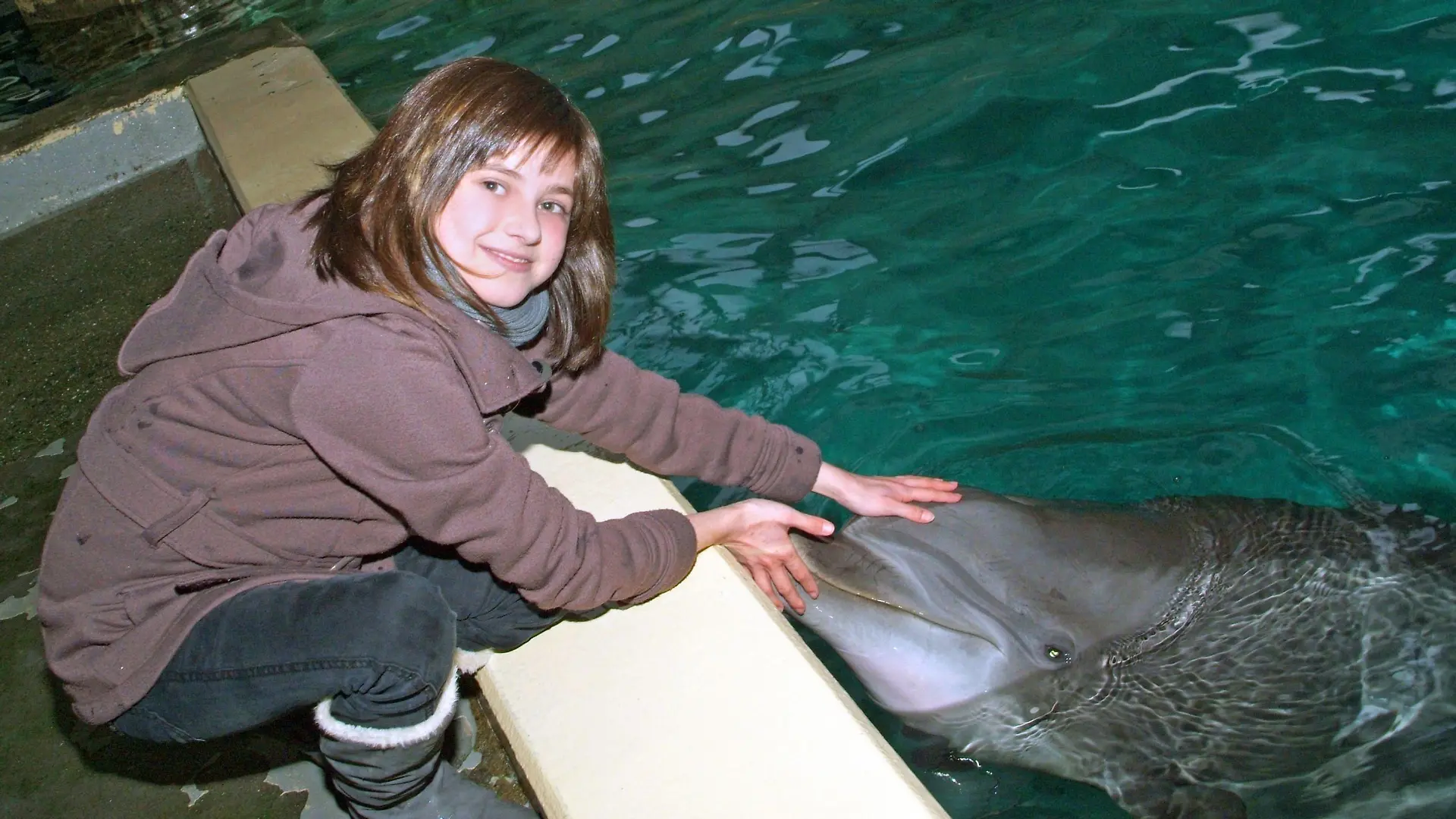 Die 16-jährige Marie Christine ist durch einen angeborenen Herzfehler körperlich stark unterentwickelt. Sehnsüchtig wünscht sie sich, einmal im Leben Delphinen hautnah zu begegnen. Dieser Herzenswunsch geht nun in Erfüllung.