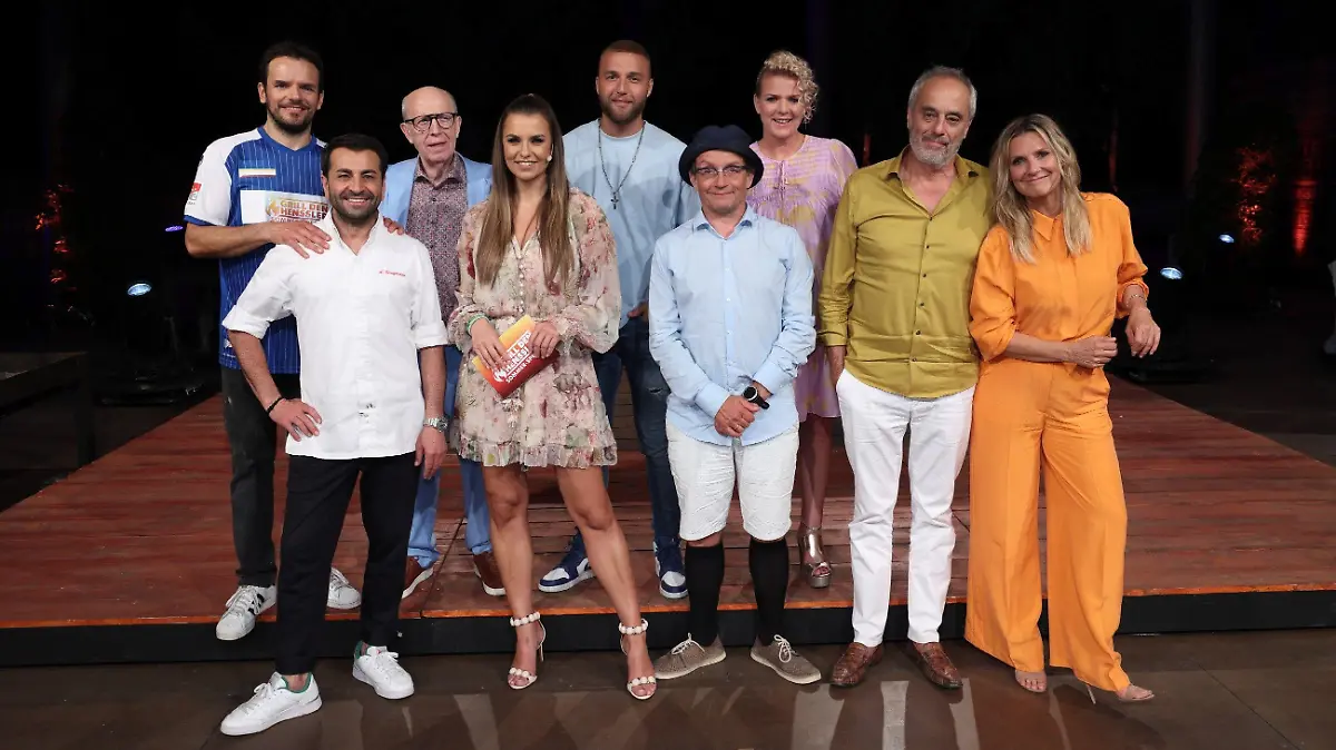 V.l.: Steffen Henssler, Ali Güngörmü?, Reiner Calmund, Laura Wontorra, Filip Pavlovic, Wigald Boning, Mirja Boes, Christian Rach und Kim Fisher.
Die Verwendung des sendungsbezogenen Materials ist nur mit dem Hinweis und Verlinkung auf RTL+ gestattet.
