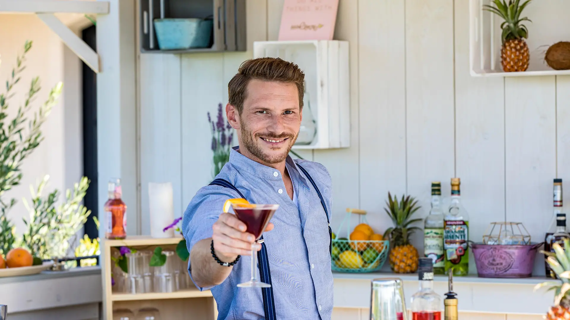 Barkeeper Rocco

Die Verwendung des sendungsbezogenen Materials ist nur mit dem Hinweis und Verlinkung auf TVNOW gestattet.
