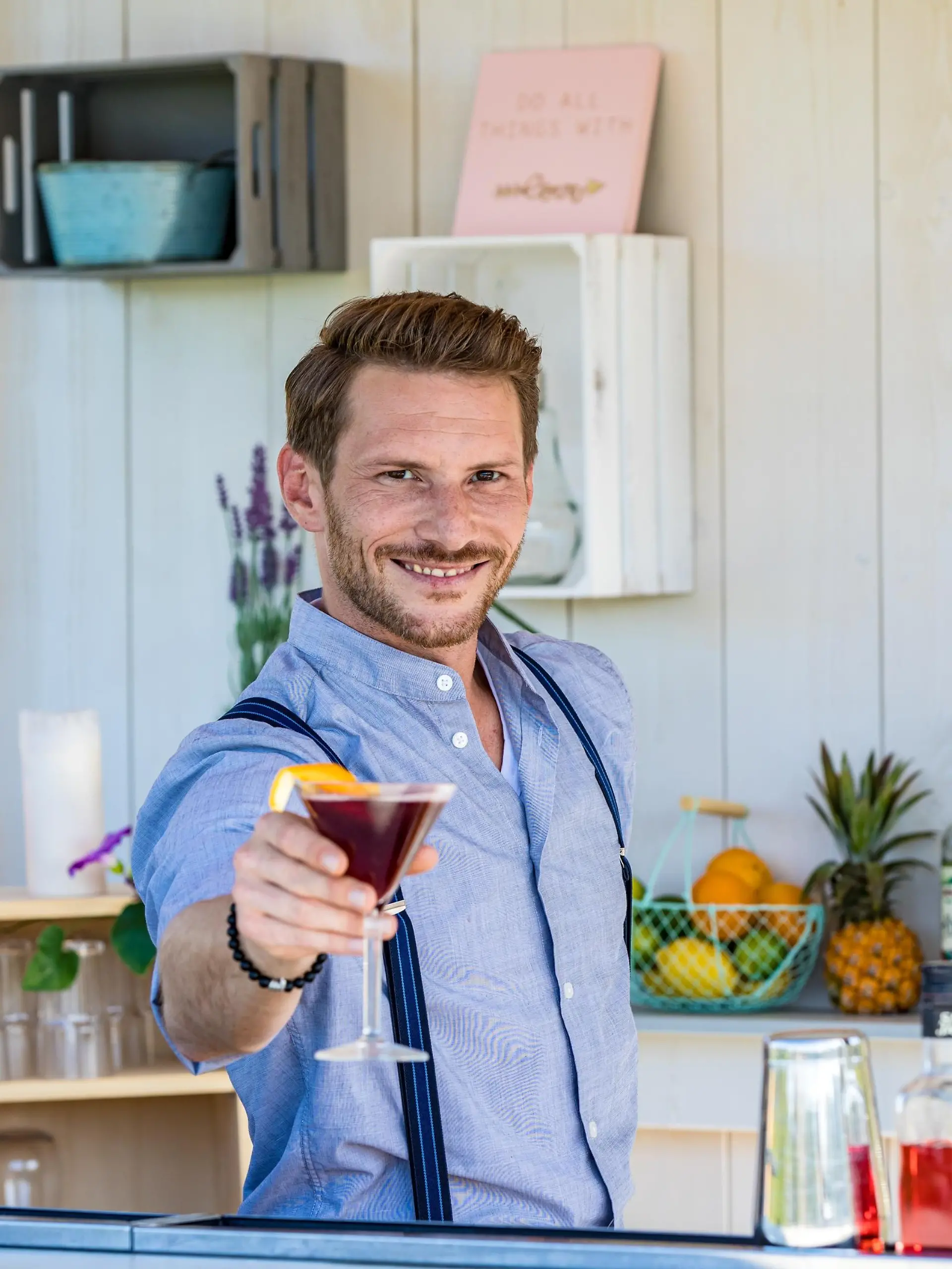 Barkeeper Rocco

Die Verwendung des sendungsbezogenen Materials ist nur mit dem Hinweis und Verlinkung auf TVNOW gestattet.