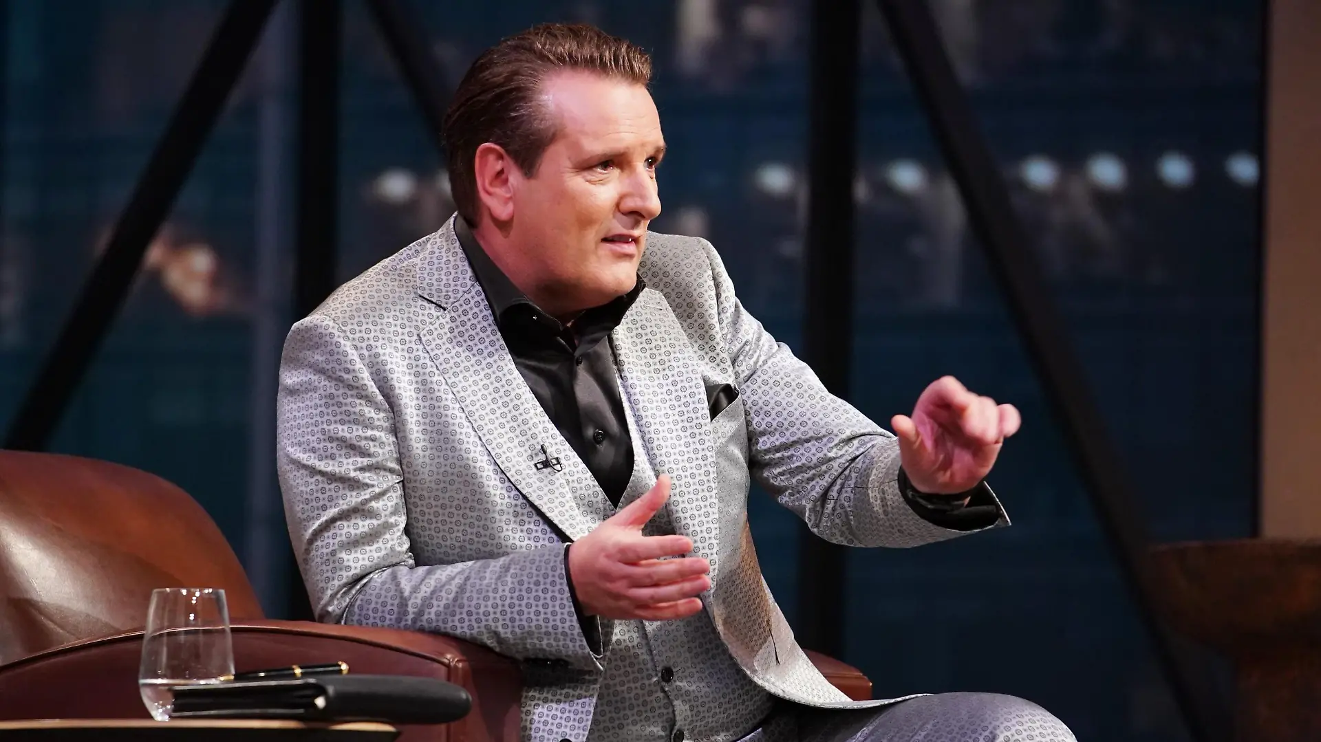 Investor Ralf Dümmel nimmt den schärfenden Messerblock von "sked" genau unter die Lupe.
Die Verwendung des sendungsbezogenen Materials ist nur mit dem Hinweis und Verlinkung auf TVNOW gestattet.