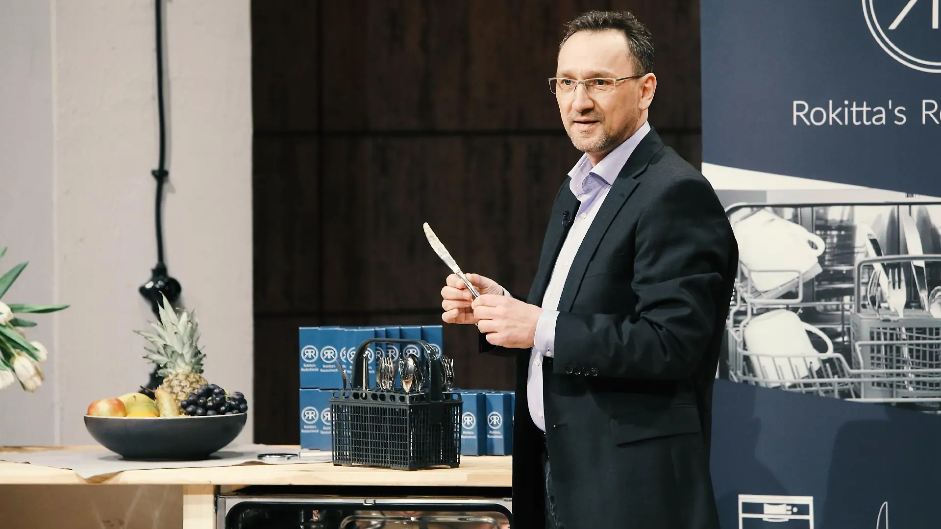 Oliver Rokitta präsentiert sein Produkt "Rokkita´s Rostschreck".