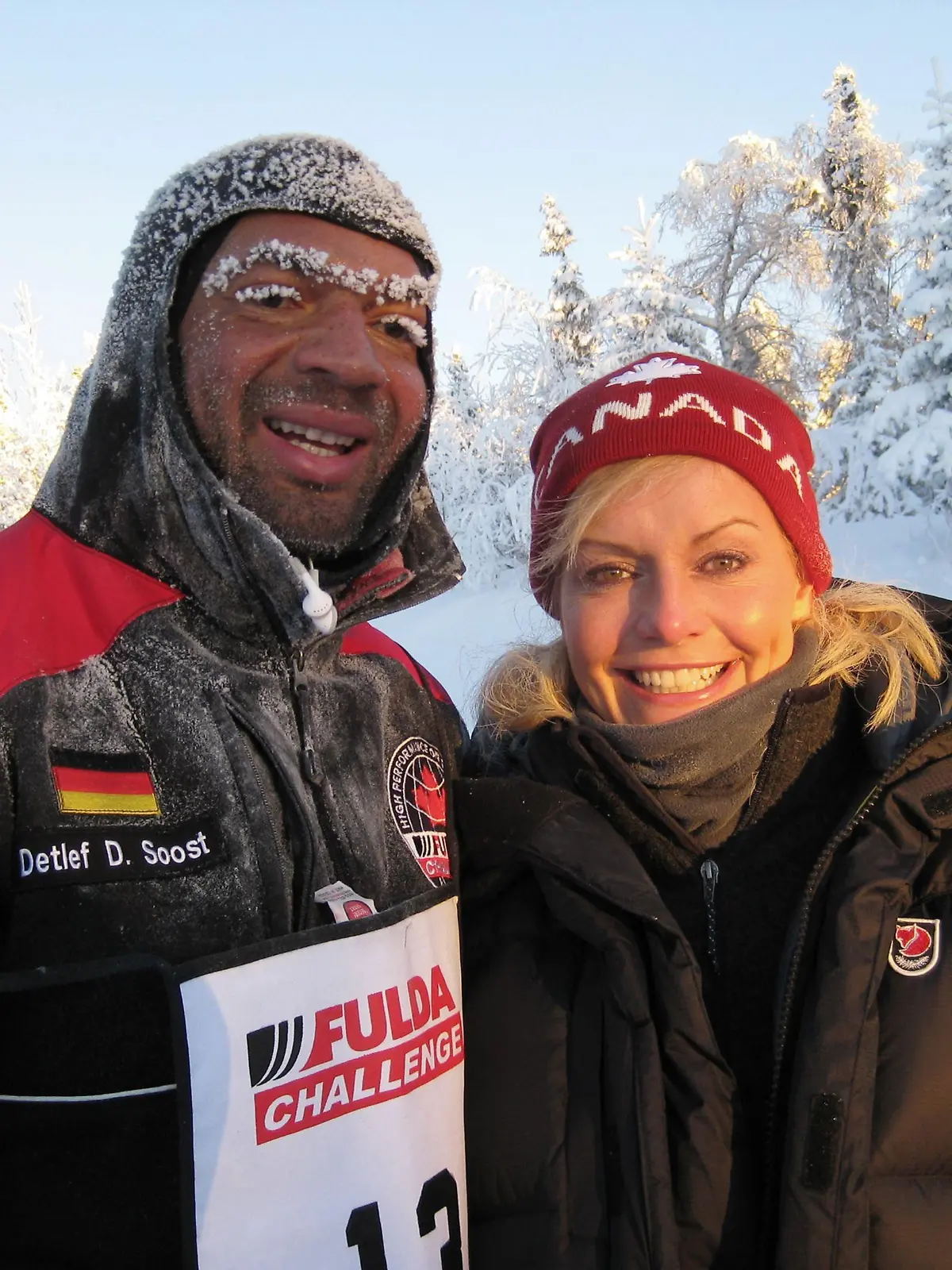 Trotz Eiseskälte haben Birte und Detlef D. Soost sichtlich Spaß bei der Fulda Challenge in Yukon.