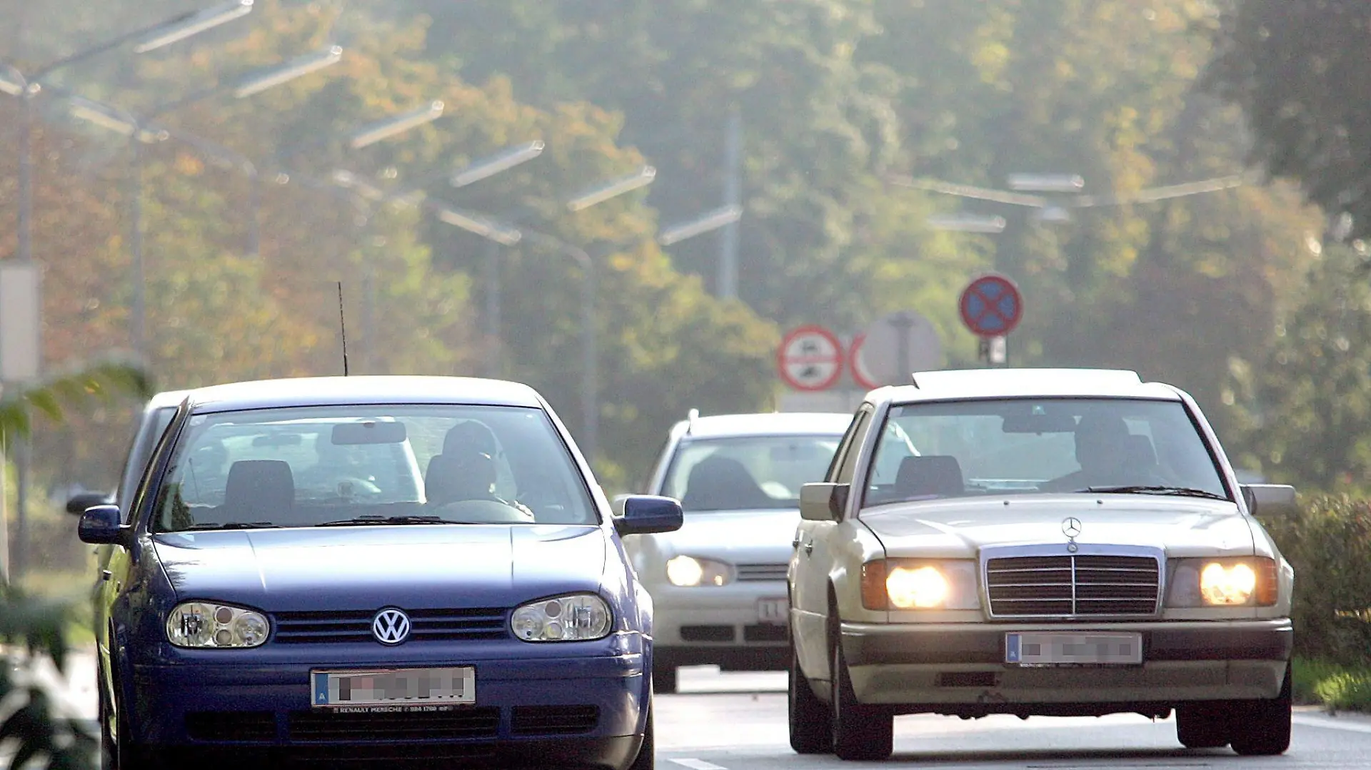 Ab 15. November 2005 müssen die österreichischen Autofahrer nach einem Gesetzesentwurf entweder das Abblendlicht oder - so vorhanden - Tagfahrlicht zu jeder Tages- und Jahreszeit anschalten. Gestraft werden soll aber erst frühestens ab 1. Maerz 2006. Nach Meinung von Experten in Österreich kann durch die nicht unumstrittene Maßnahme Leben gerettet werden. So könnten jährlich mindestens etwa 25 Verkehrstote und bis zu 2000 Verletzte vermieden werden. EPA/GUENTER R. ARTINGER +++(c) dpa - Bildfunk+++