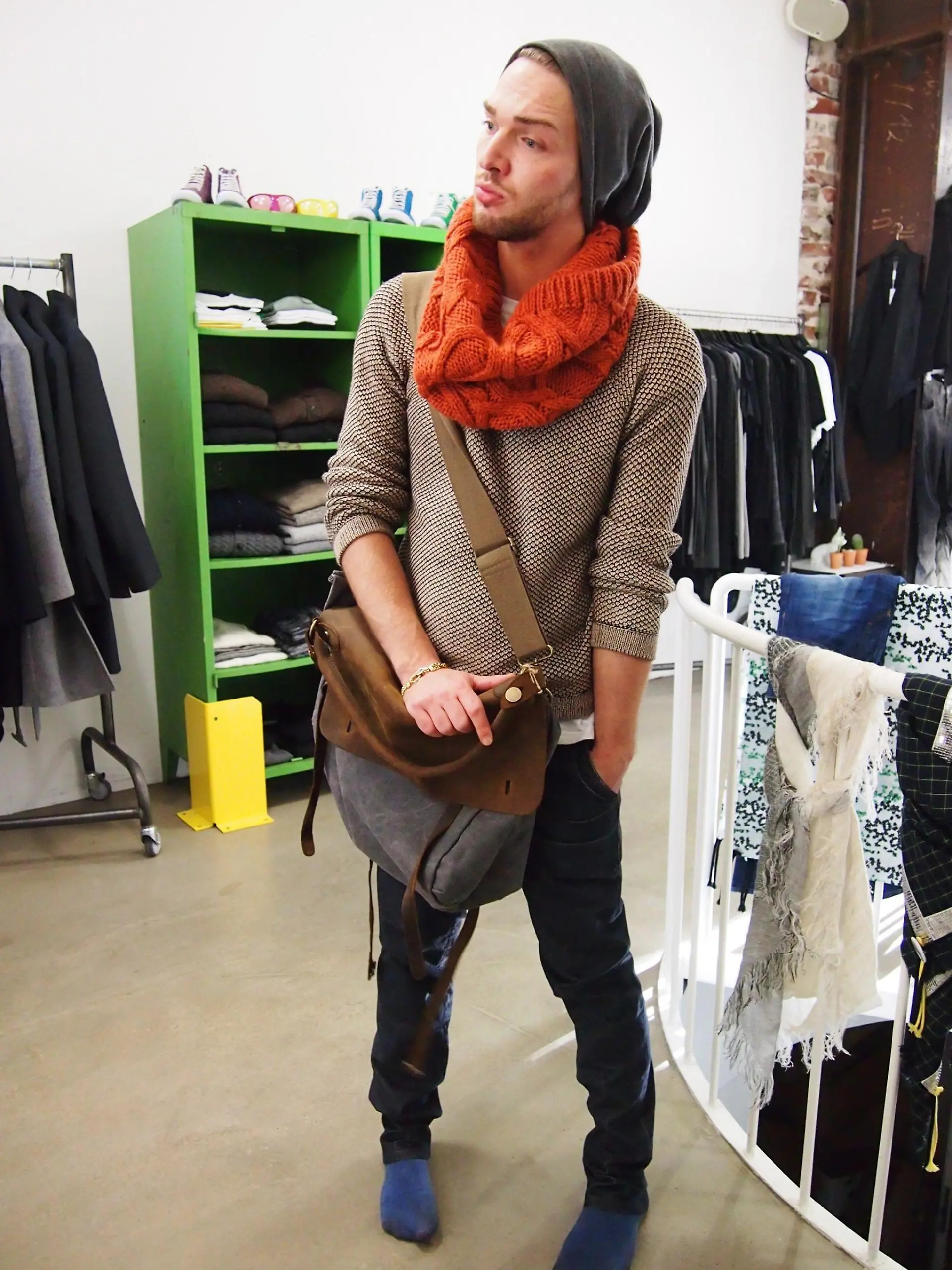 Patrick bei der Anprobe des Outfits zu seiner Lieblingstasche! Noch ist er sich nicht sicher, wie der Look aussehen soll...