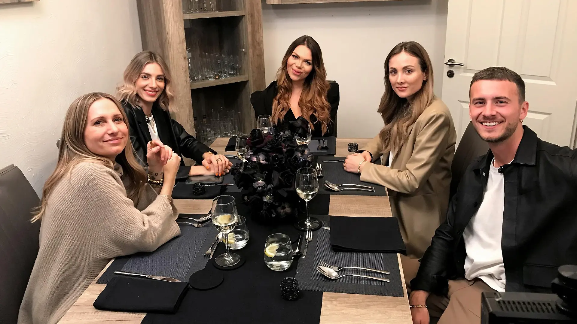 Die Teilnehmer des Pefekte Dinners.
V.l.: Michi, Justine, Gastgeberin Nicolette und Louis.
Die Verwendung des sendungsbezogenen Materials ist nur mit dem Hinweis und Verlinkung auf TVNOW gestattet.