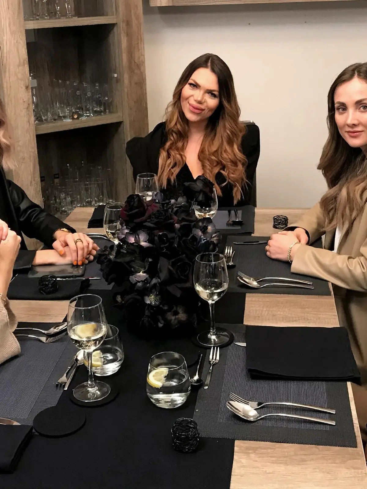 Die Teilnehmer des Pefekte Dinners.
V.l.: Michi, Justine, Gastgeberin Nicolette und Louis.

Die Verwendung des sendungsbezogenen Materials ist nur mit dem Hinweis und Verlinkung auf TVNOW gestattet.