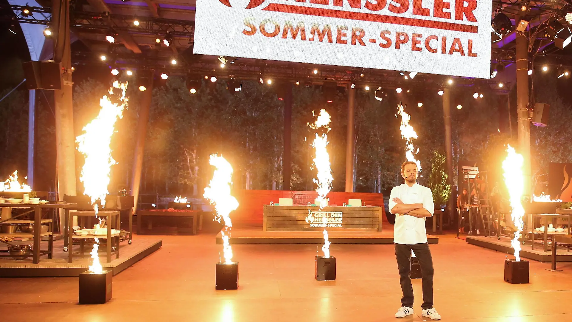 Fernsehkoch Steffen Henssler (GER) - VOX TV Aufzeichnung Grill den Henssler Sommer Special von der Seebuehne im Elbauenpark in Magdeburg - Fotografiert am 18.06.2016-Sendetermin 31.07.2016
Fernsehkoch Steffen Henssler ger Vox TV Recording Barbecue the Henssler Summer Special from the Lake stage in Elbauenpark in Magdeburg photographed at 18 06 2016 Broadcast 31 07 2016