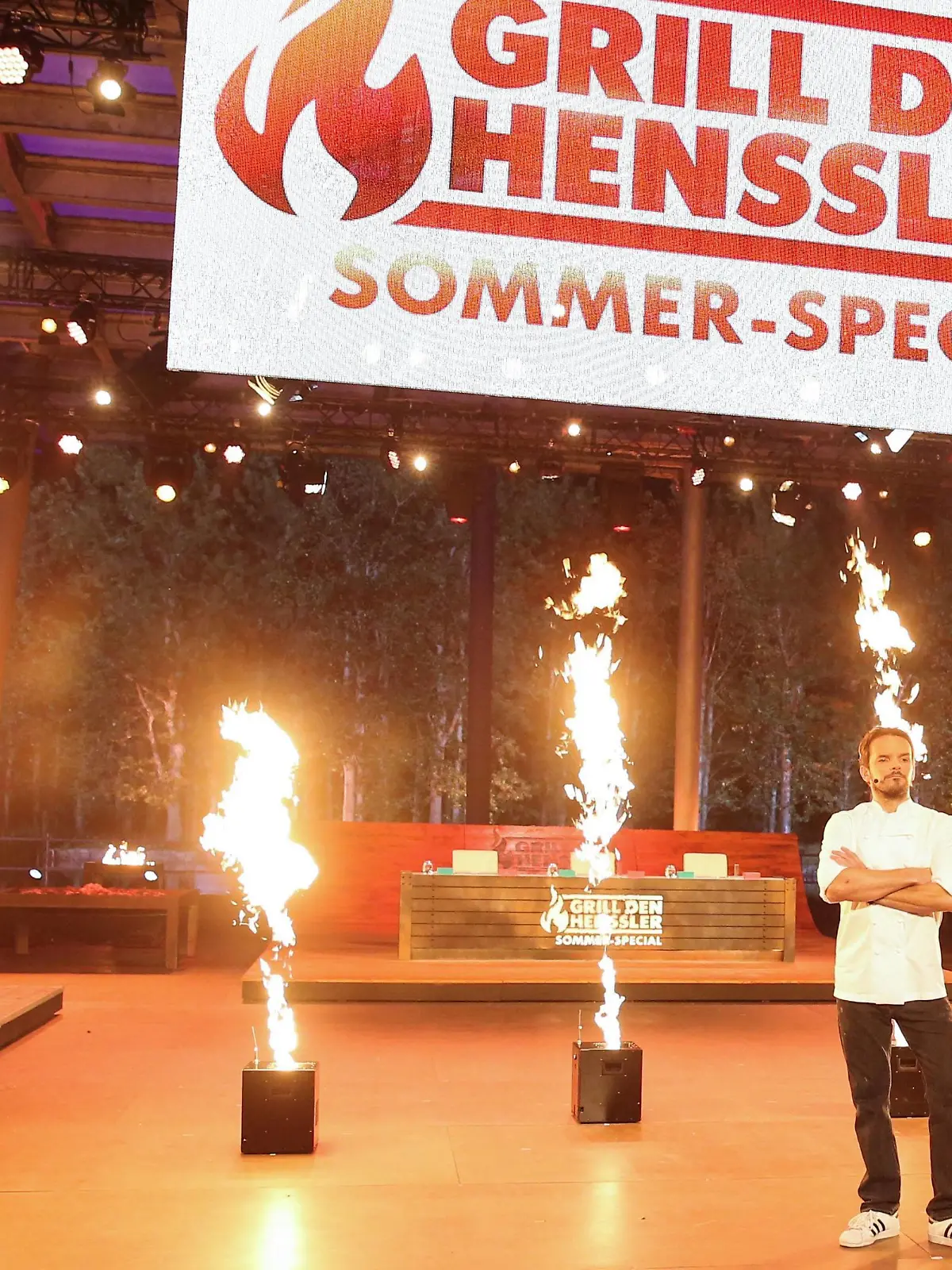 Fernsehkoch Steffen Henssler (GER) - VOX TV Aufzeichnung Grill den Henssler Sommer Special von der Seebuehne im Elbauenpark in Magdeburg - Fotografiert am 18.06.2016-Sendetermin 31.07.2016

Fernsehkoch Steffen Henssler ger Vox TV Recording Barbecue the Henssler Summer Special from the Lake stage in Elbauenpark in Magdeburg photographed at 18 06 2016 Broadcast 31 07 2016  