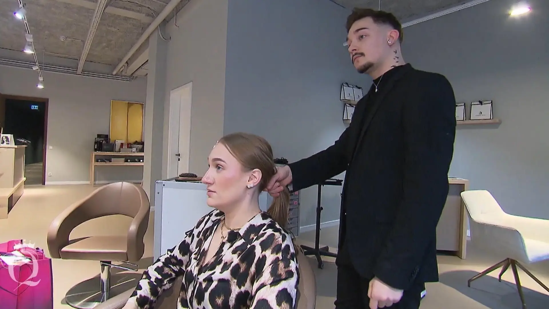 "Shopping Queen"-Kandidatin Kim überlässt ihre Haare dem Profi.