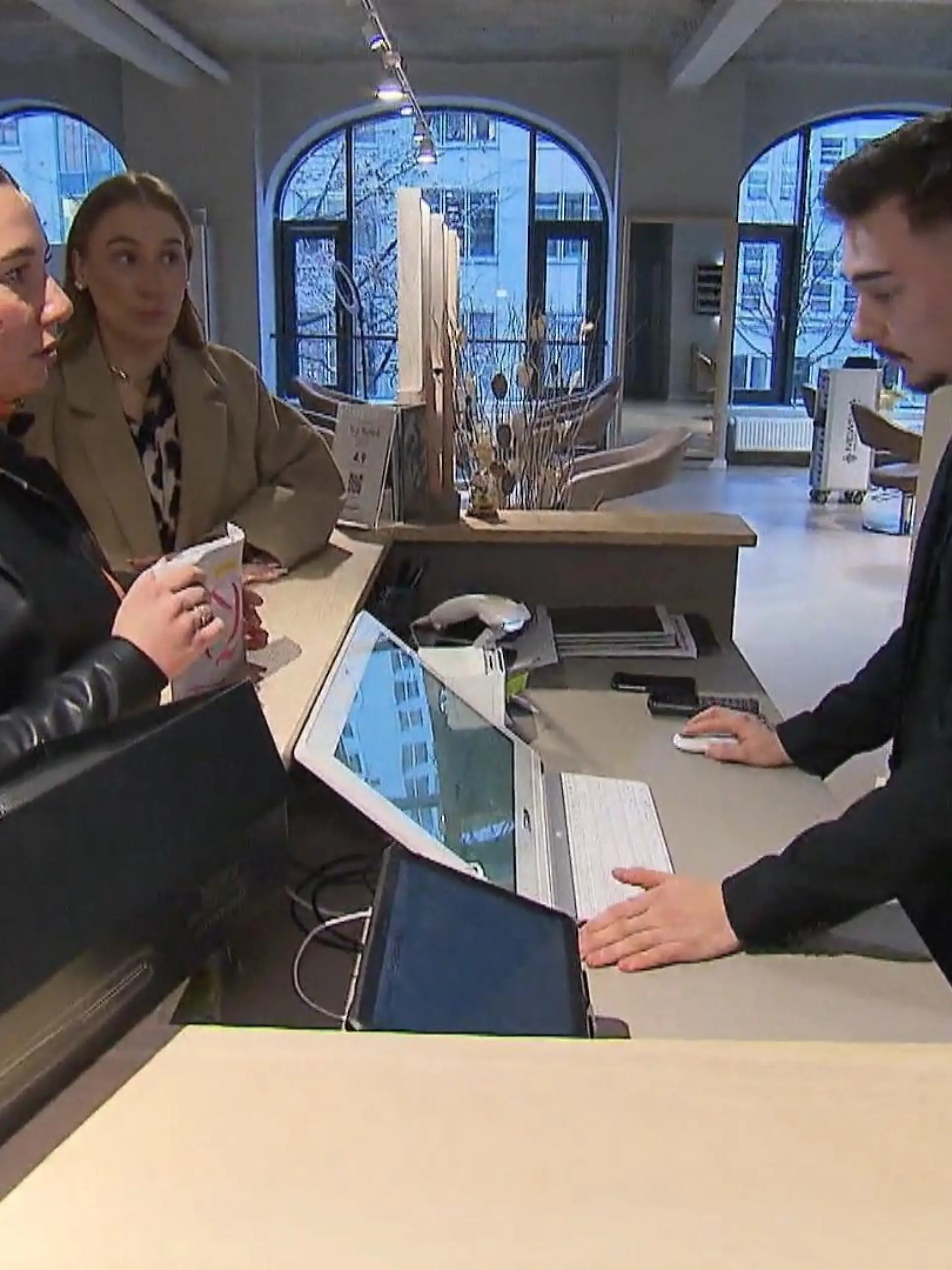 "Shopping Queen"-Kandidatin Kim beim Friseur
