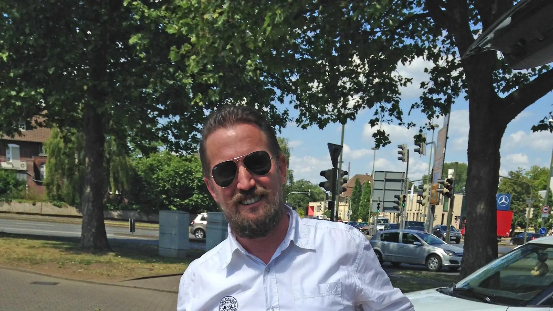 Gastgeber Matthias beim Einkaufen für seine Gäste.