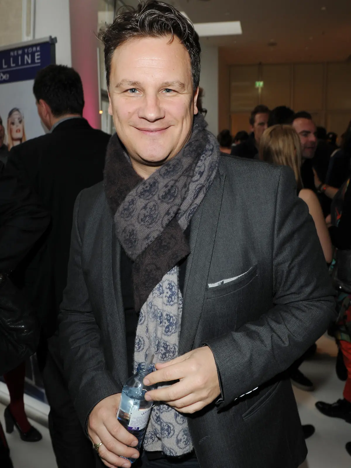 ARCHIV - Designer Guido Maria Kretschmer kommt am 21.01.2012 in Berlin zum Gala Fashion Brunch im Rahmen der Fashion Week Berlin in das Hotel Ellington. Kretschmer hat geheiratet. Im Rathaus Schöneberg in Berlin gab der Modemacher bereits am 26. März seinem langjährigen Freund, dem Maler Frank Mutters, das Ja-Wort, wie ein Sprecher des Designers am Dienstag auf Anfrage sagte.Foto: Jens Kalaene dpa/lbn  +++(c) dpa - Bildfunk+++