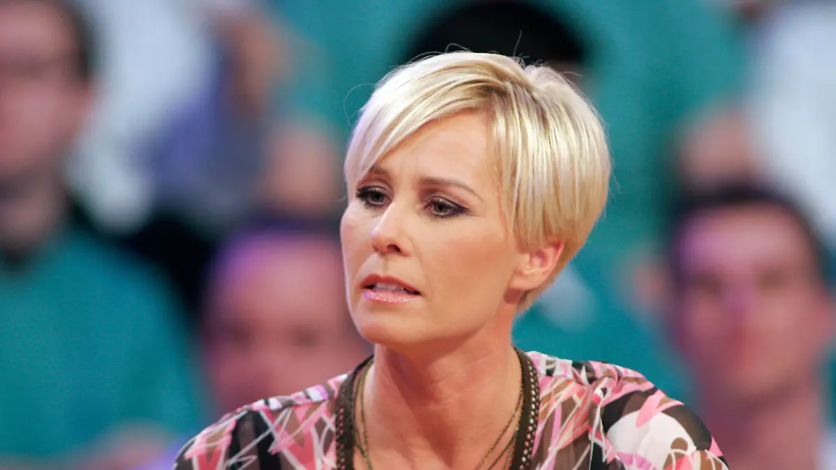 Moderatorin Sonja ZIETLOW, Portraet, Portrait,
hier in der Sendung "Wie schlau ist Deutschland?", ZDF, Fernsehshow, Unterhaltungssendung, Abendprogramm,
08.10.2008.