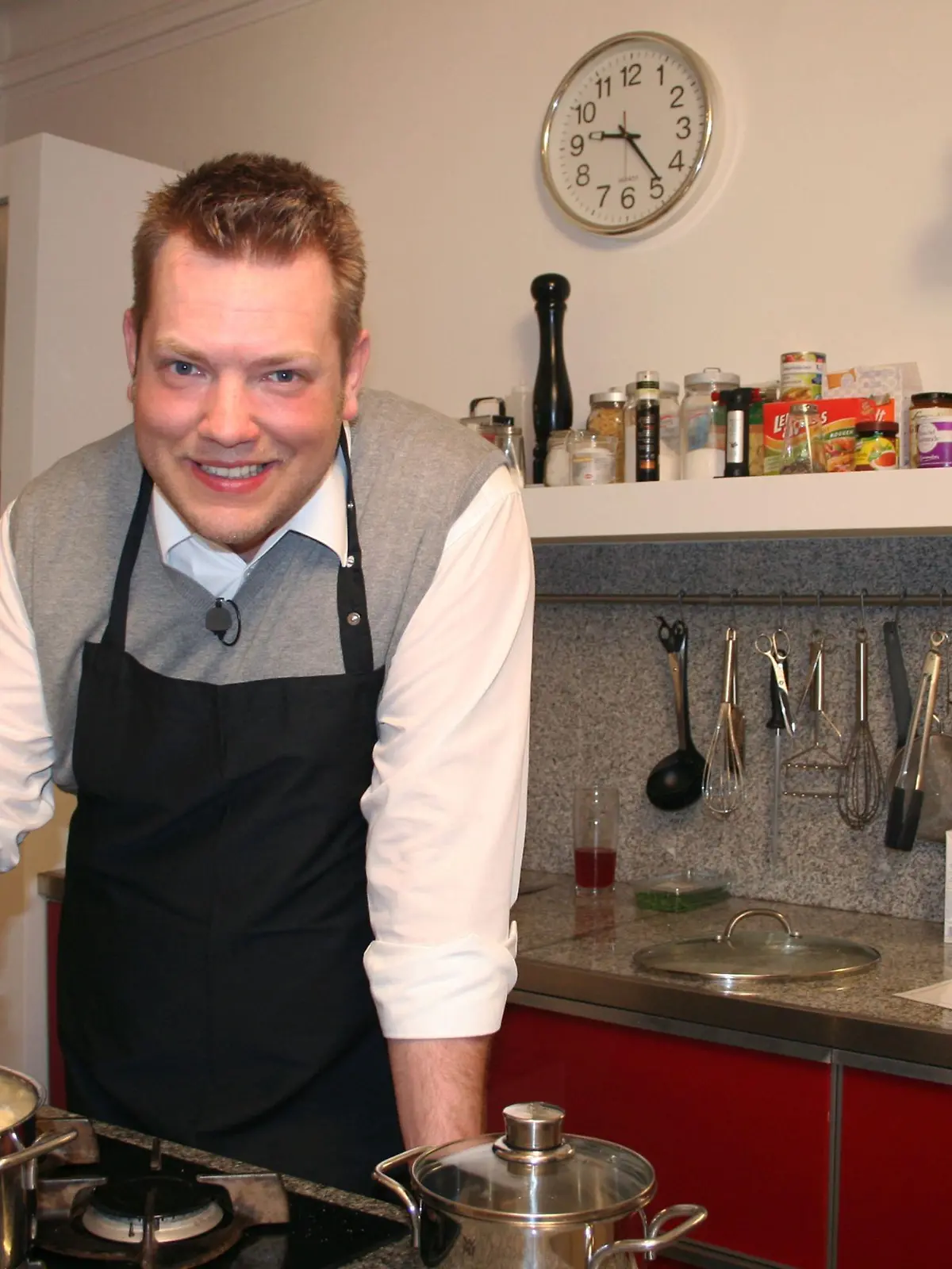 Ob die Ziegenkäse-Nocken schon gut sind? Gastgeber Uli (30) wird sie heute mit karamellisierter Feige servieren. Um dem Ganzen noch einen zusätzlichen Geschmack zu verpassen, wird er ein wenig Honig dazu geben.
