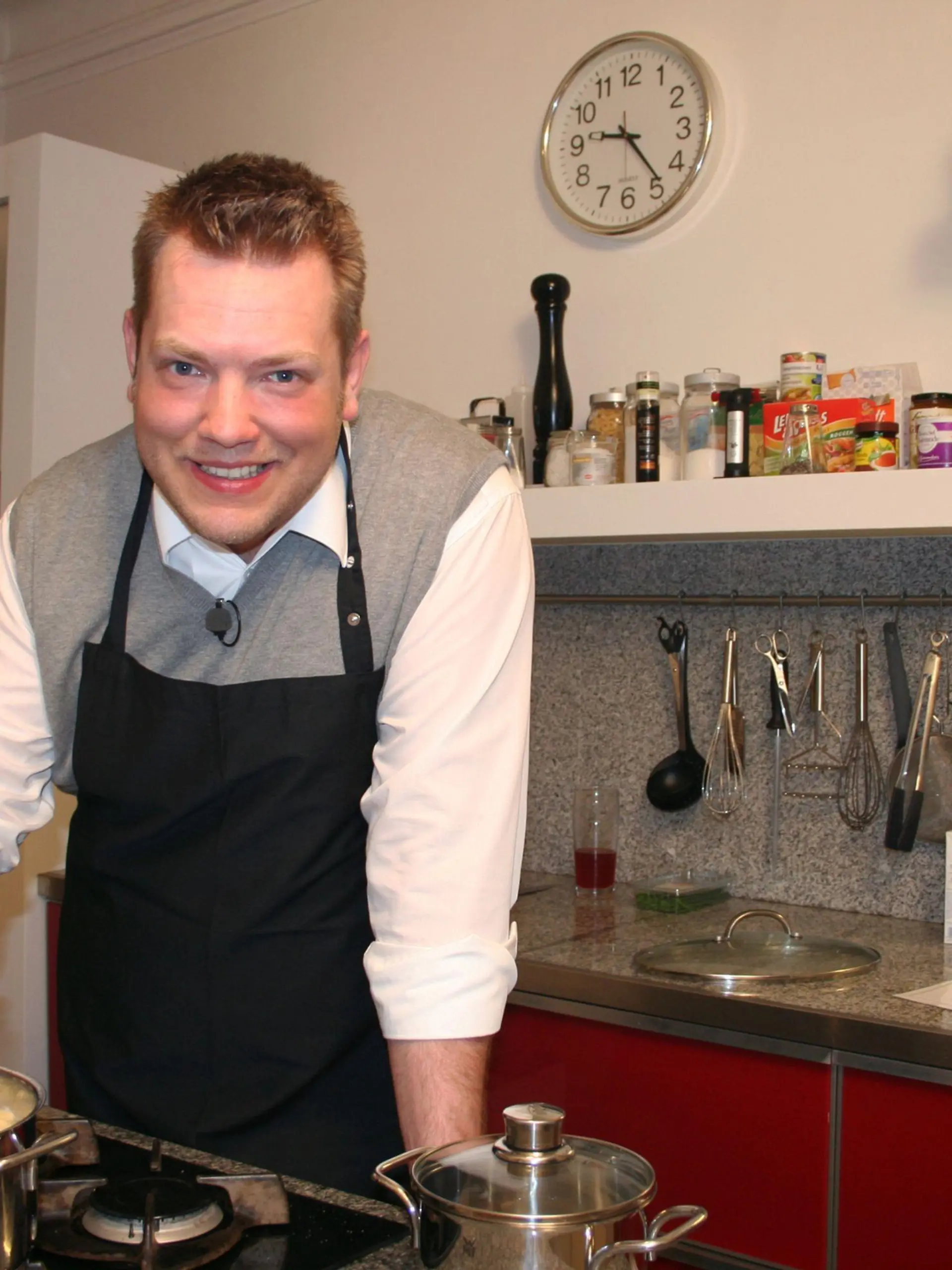 Ob die Ziegenkäse-Nocken schon gut sind? Gastgeber Uli (30) wird sie heute mit karamellisierter Feige servieren. Um dem Ganzen noch einen zusätzlichen Geschmack zu verpassen, wird er ein wenig Honig dazu geben.