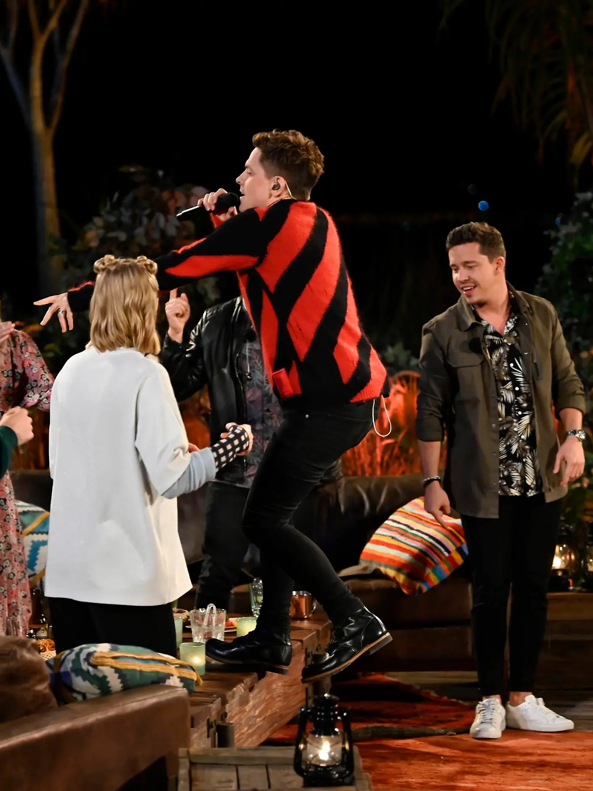 V.l.: LEA, Jan Plewka, MoTrip, Ilse DeLange, Michael Patrick Kelly, Nico Santos

Die Verwendung des sendungsbezogenen Materials ist nur mit dem Hinweis und Verlinkung auf TVNOW gestattet.