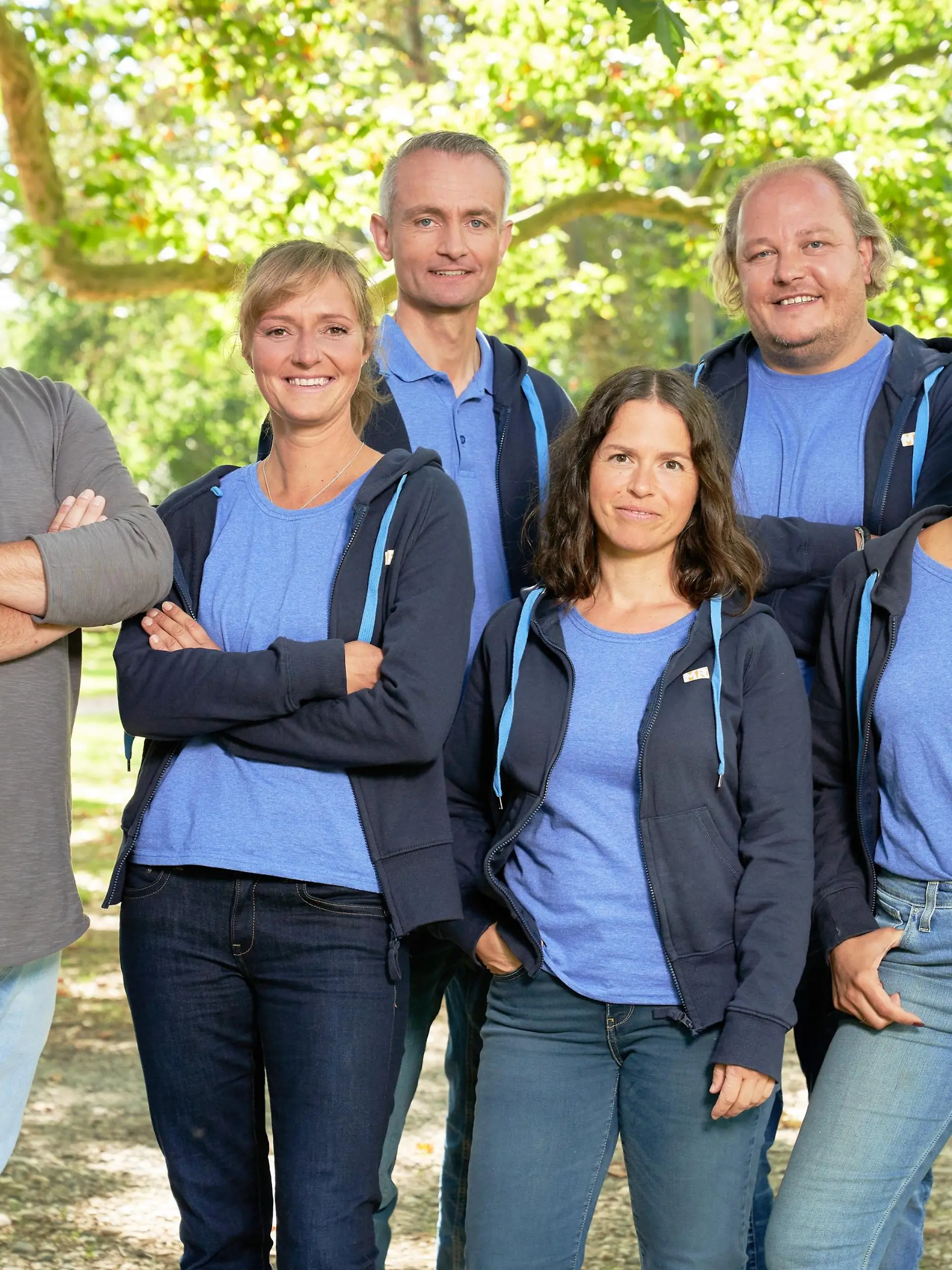 V.l.: Martin Rütter, Franziska Herre, Marc Lindhorst, Steffi Krauß, Hubert Berretz und Ellen Marques.

Die Verwendung des sendungsbezogenen Materials ist nur mit dem Hinweis und Verlinkung auf TVNOW gestattet.