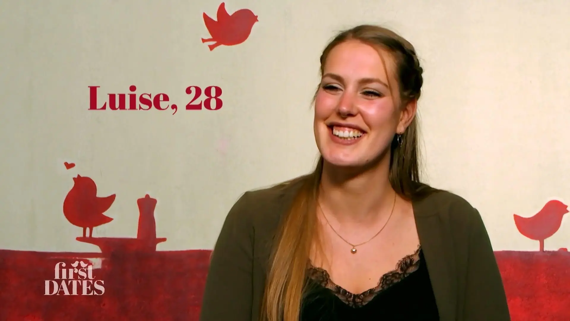 "First Dates"-Singlefrau Luise freut sich. Sie darf mit ihrem Date an der Bar sitzen.