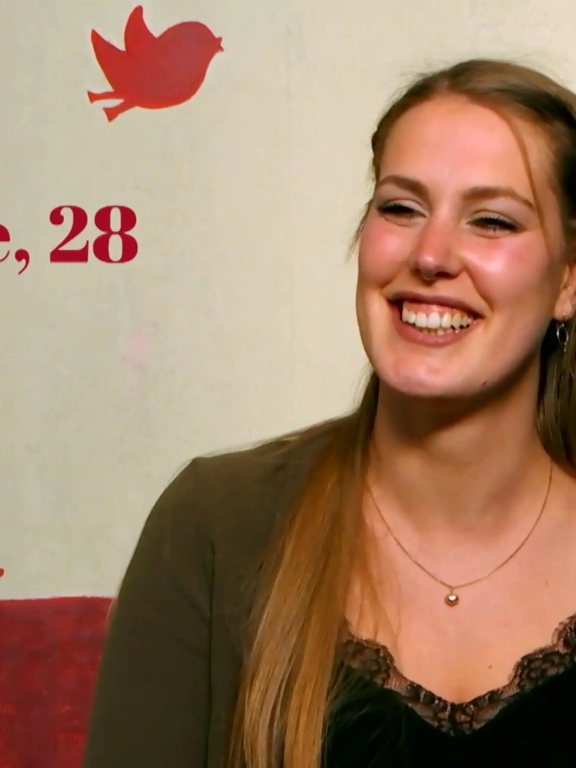 "First Dates"-Singlefrau Luise freut sich. Sie darf mit ihrem Date an der Bar sitzen.
