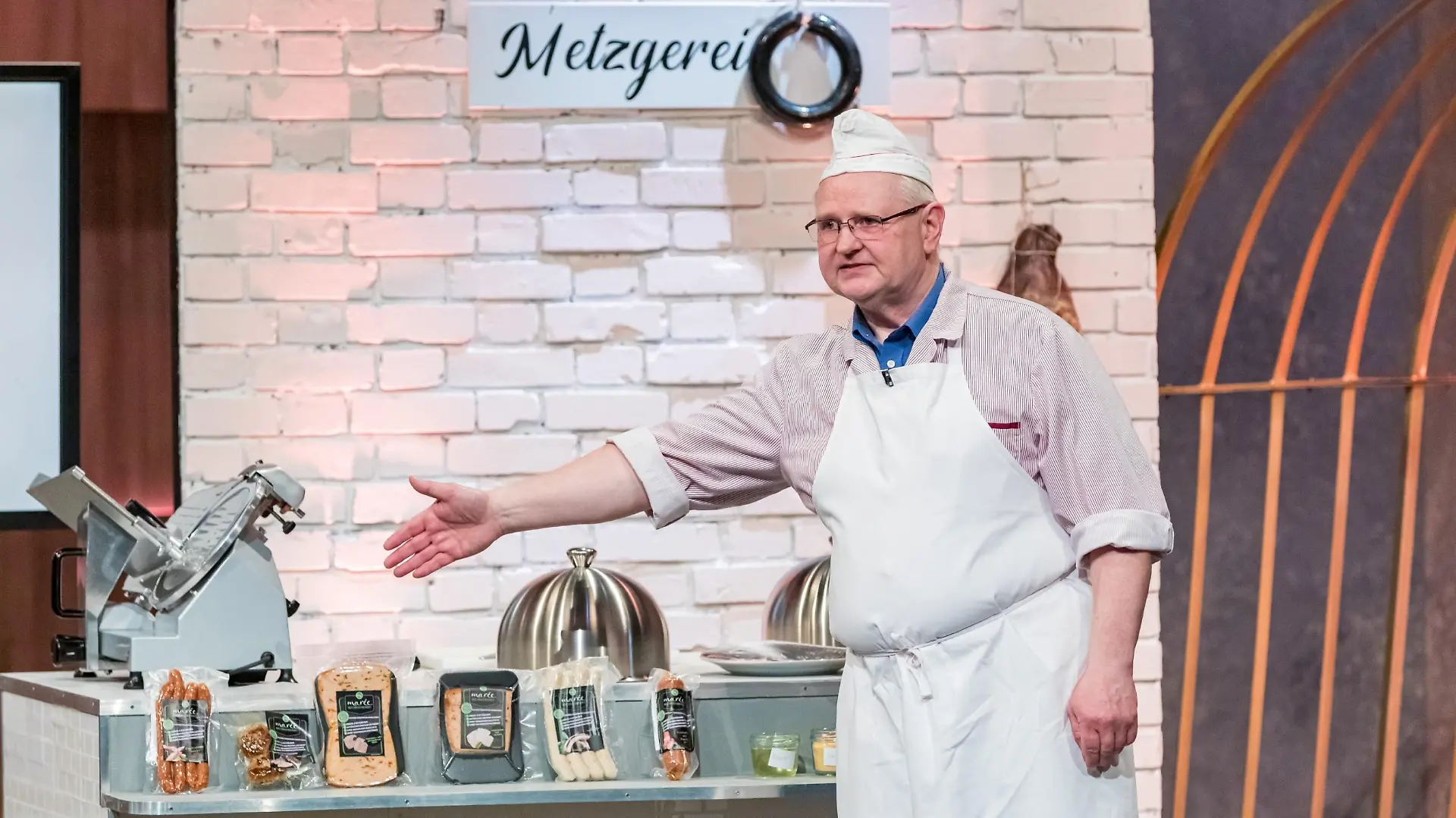 Andreas Tatzel aus Angelburg präsentiert mit _Marée_ Wurst aus Fisch. Er erhofft sich ein Investment von 40.000 Euro für 25 Prozent der Anteile an seinem Unternehmen. Die Verwendung des sendungsbezogenen Materials ist nur mit dem Hinweis und Verlinkung auf TVNOW gestattet.