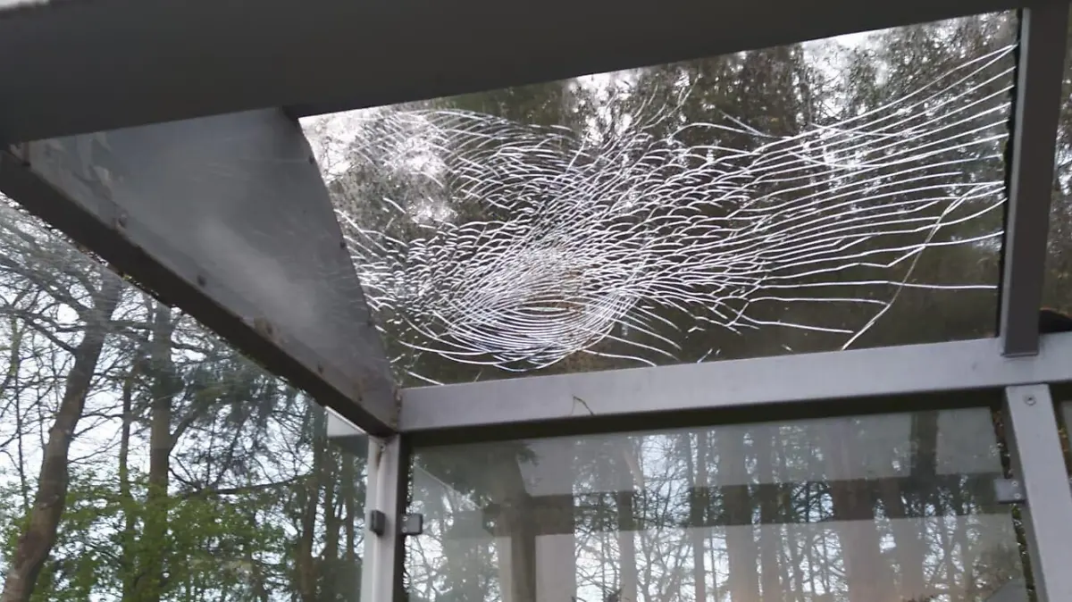 Die Wucht des Einschlags ließ der Glas zersplittern.