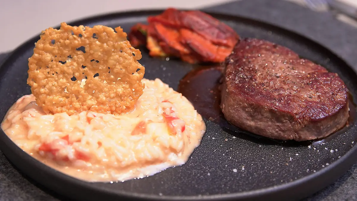 Rinderfilet mit Caprese-Risotto und Gemüsebeilage
