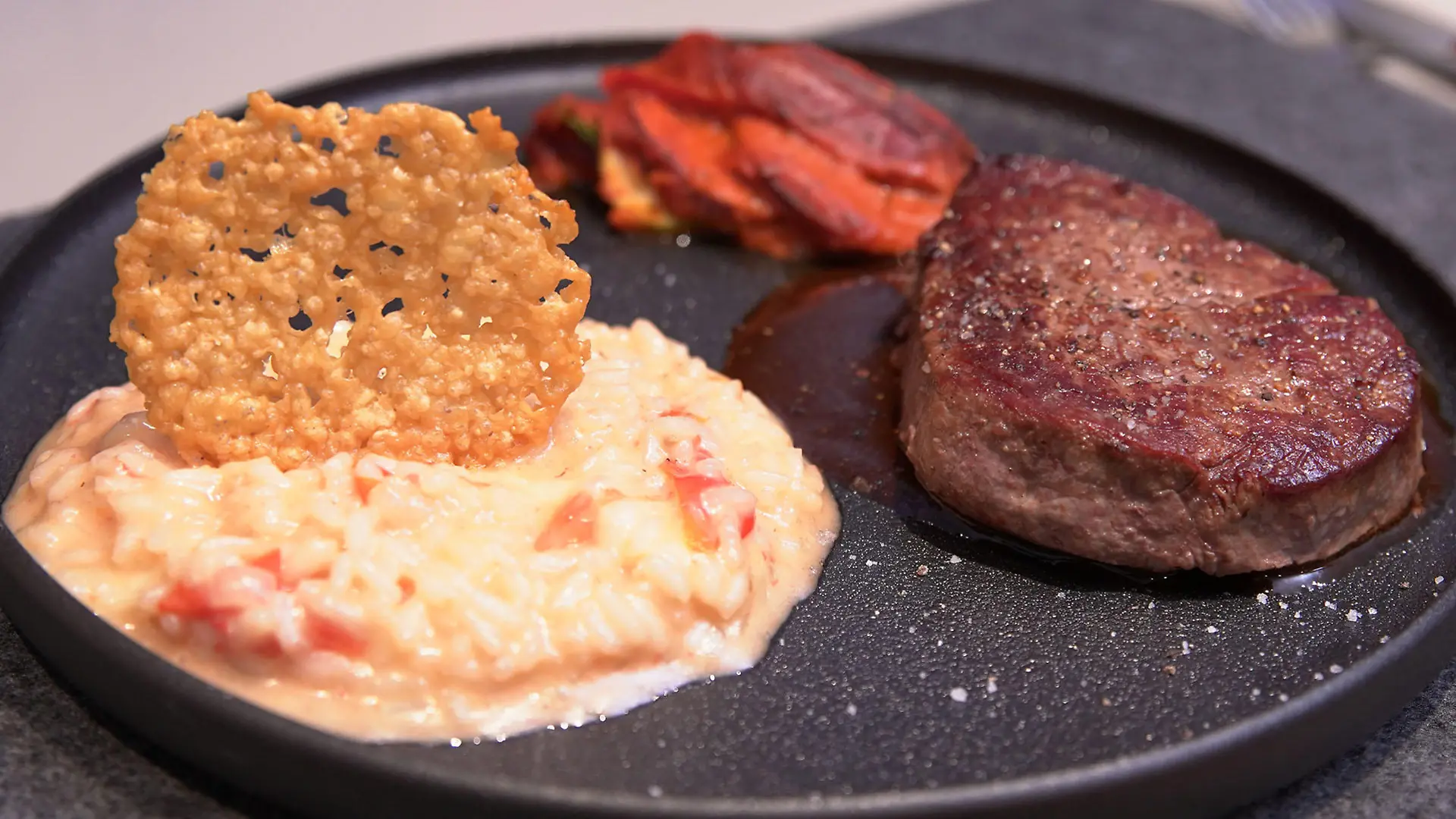 Rinderfilet mit Caprese-Risotto und Gemüsebeilage