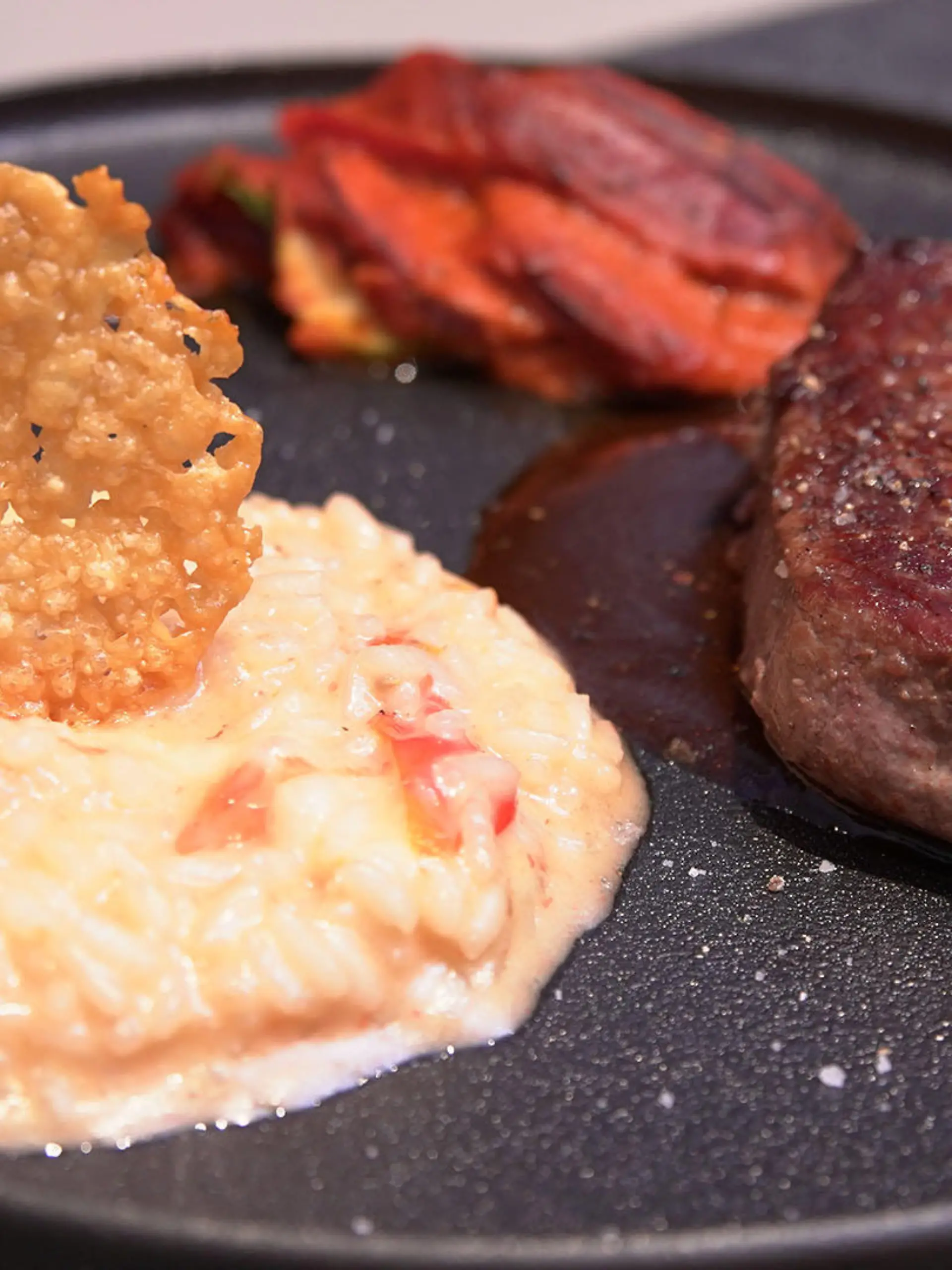 Rinderfilet mit Caprese-Risotto und Gemüsebeilage
