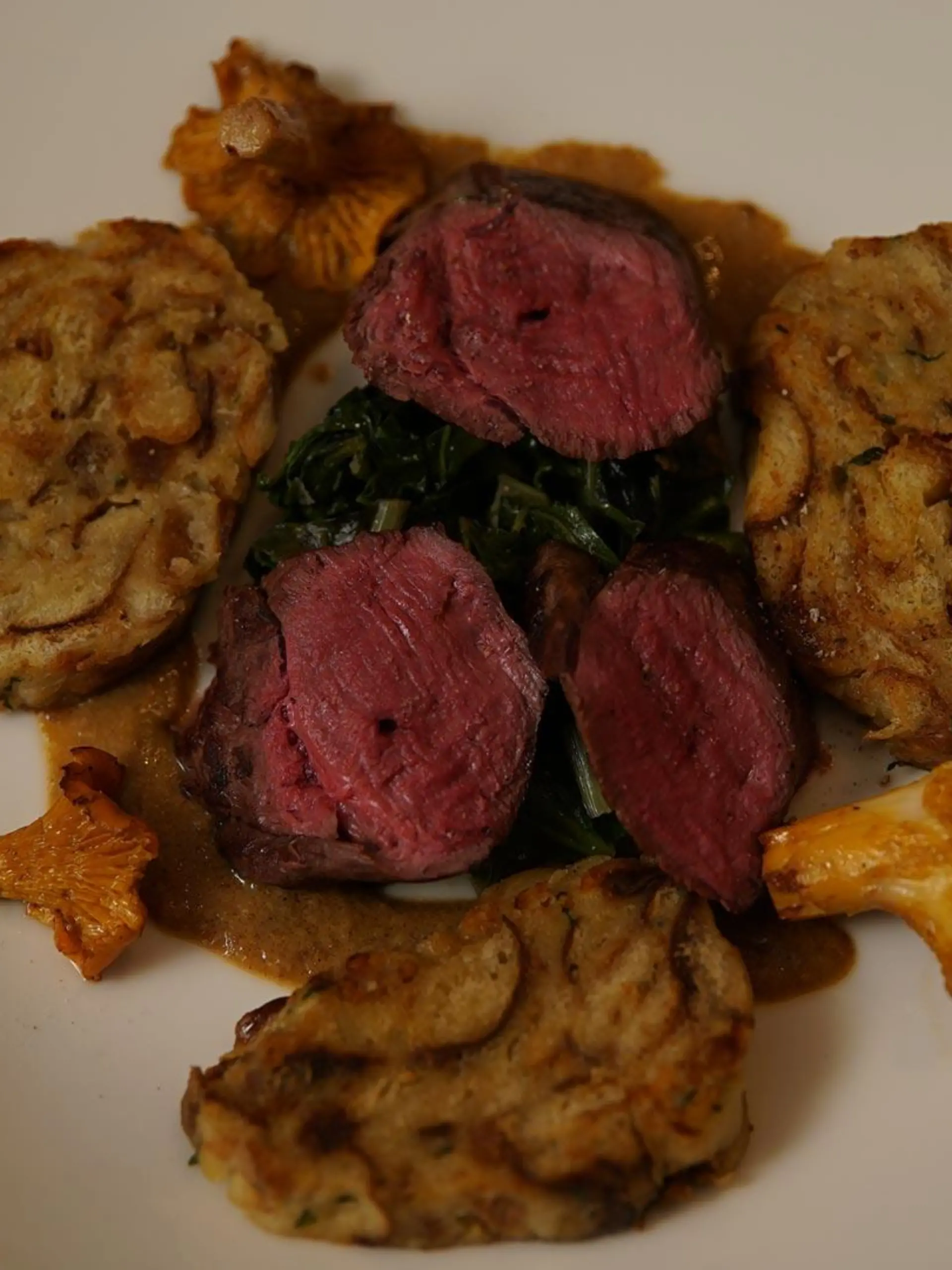 Rehrücken auf Mangold mit Serviettenknödel
