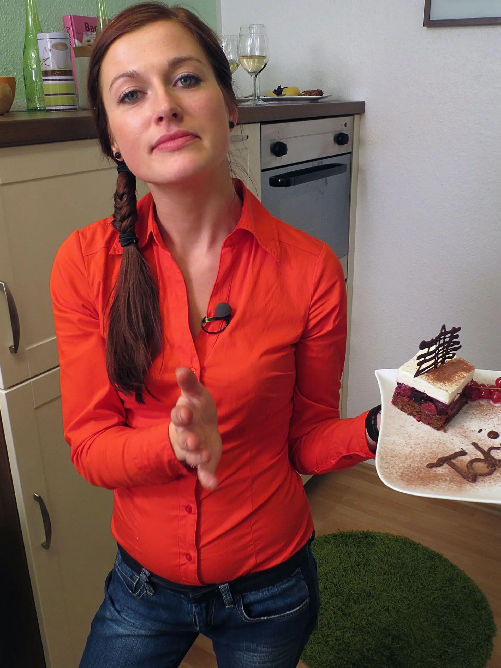 Bei Joanna (25) wird jedes Dessert mit den Namen ihrer Gäste dekoriert. Kann sie sich damit einschmeicheln?