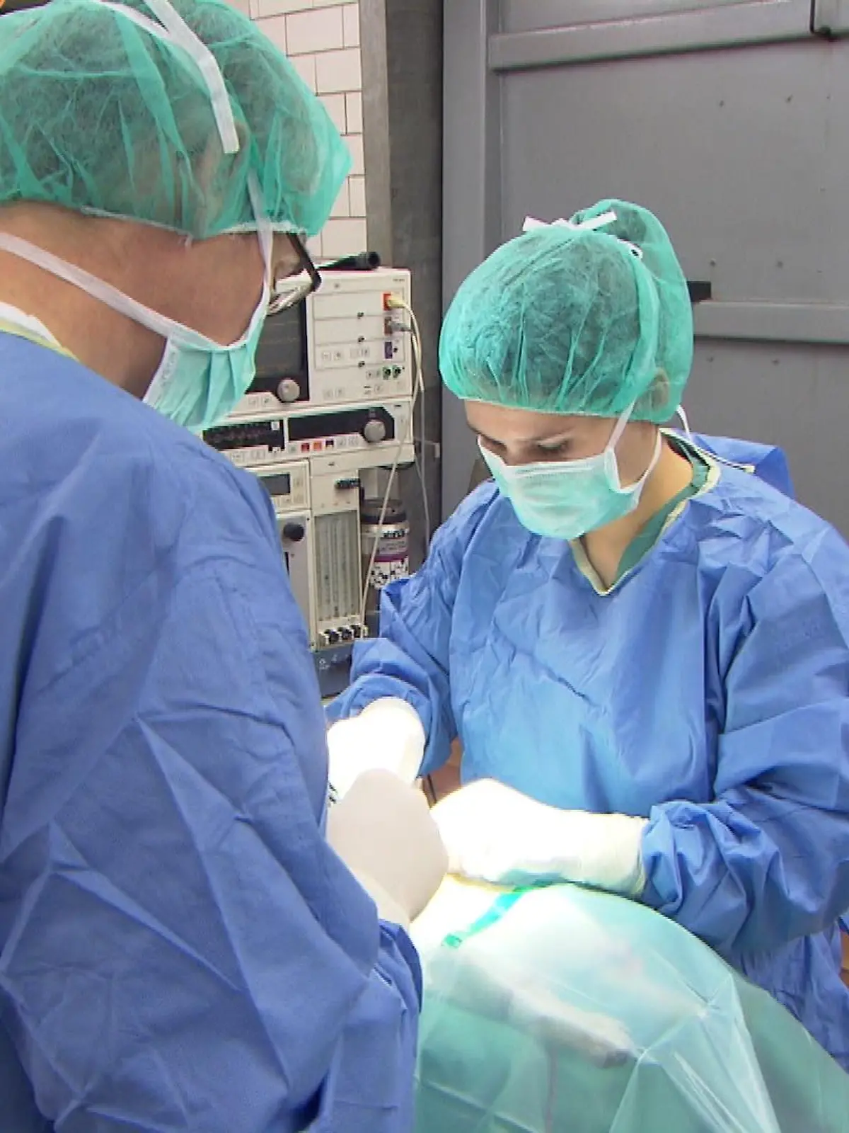 TK Thiet - Lina VOX-DOCMA TV - Dr. Werner Thiet bei der Arbeit