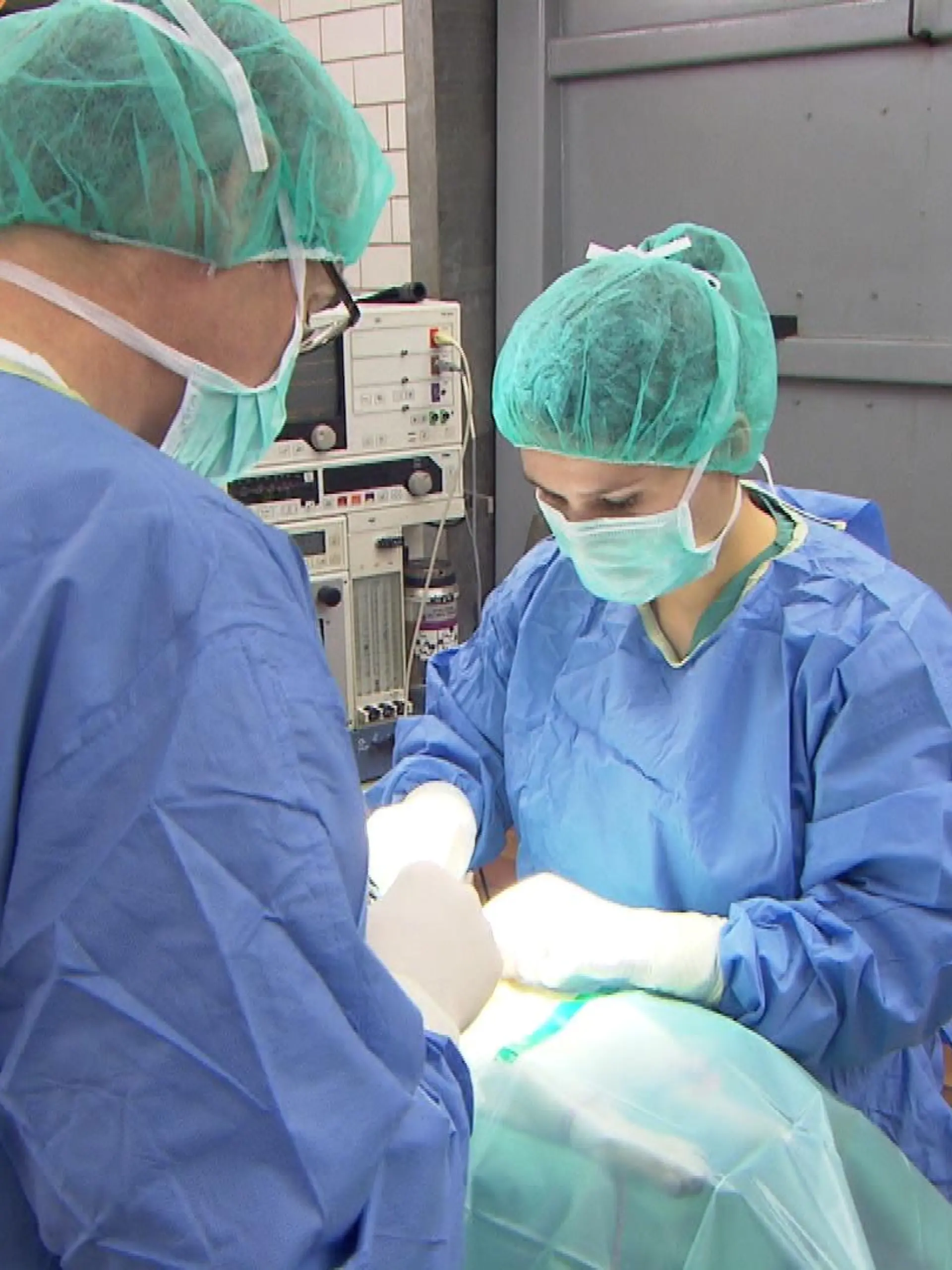 TK Thiet - Lina VOX-DOCMA TV - Dr. Werner Thiet bei der Arbeit
