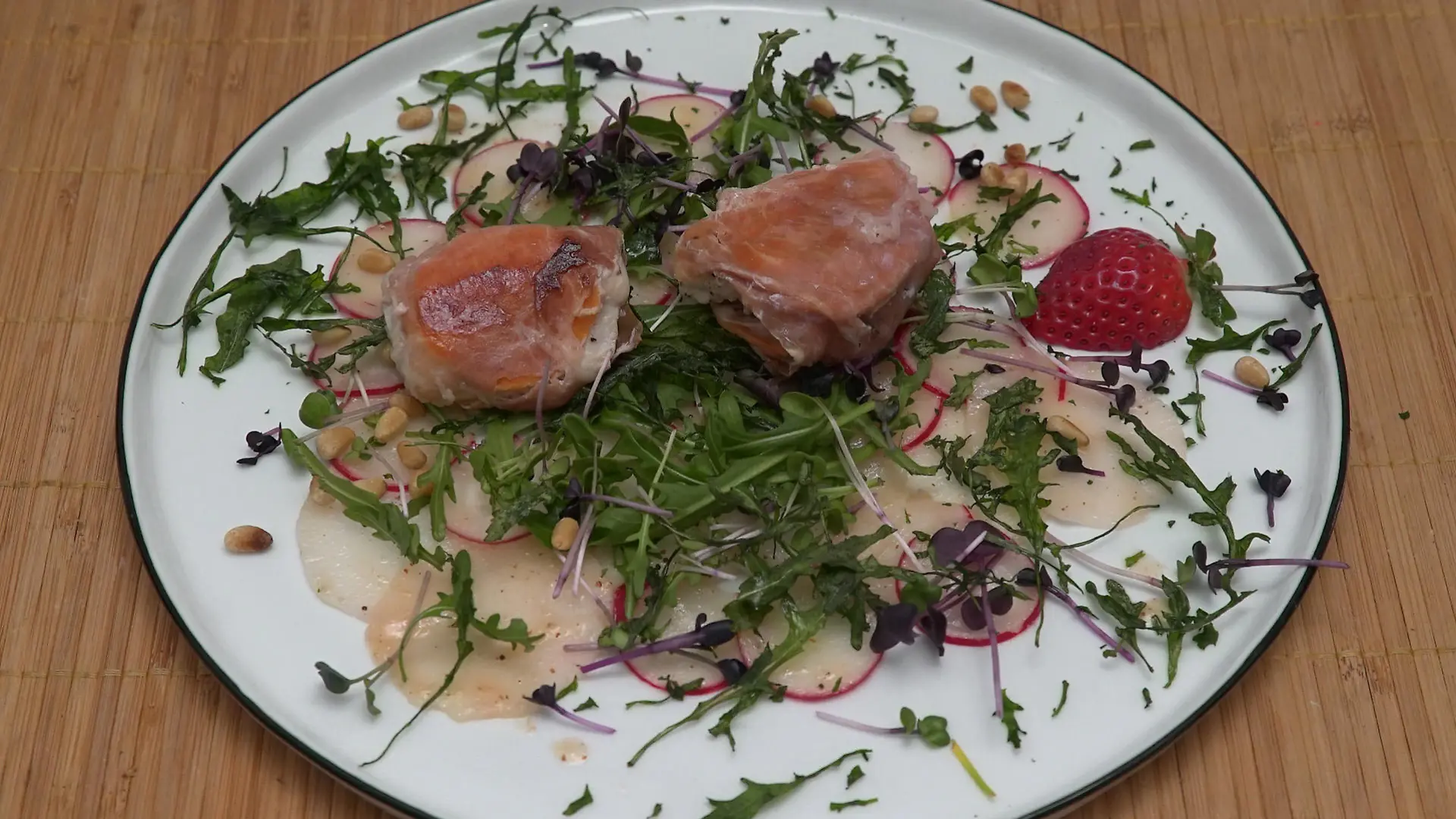 Radieschen-Rettich-Carpaccio mit Fisch im Parmaschinken-Mantel